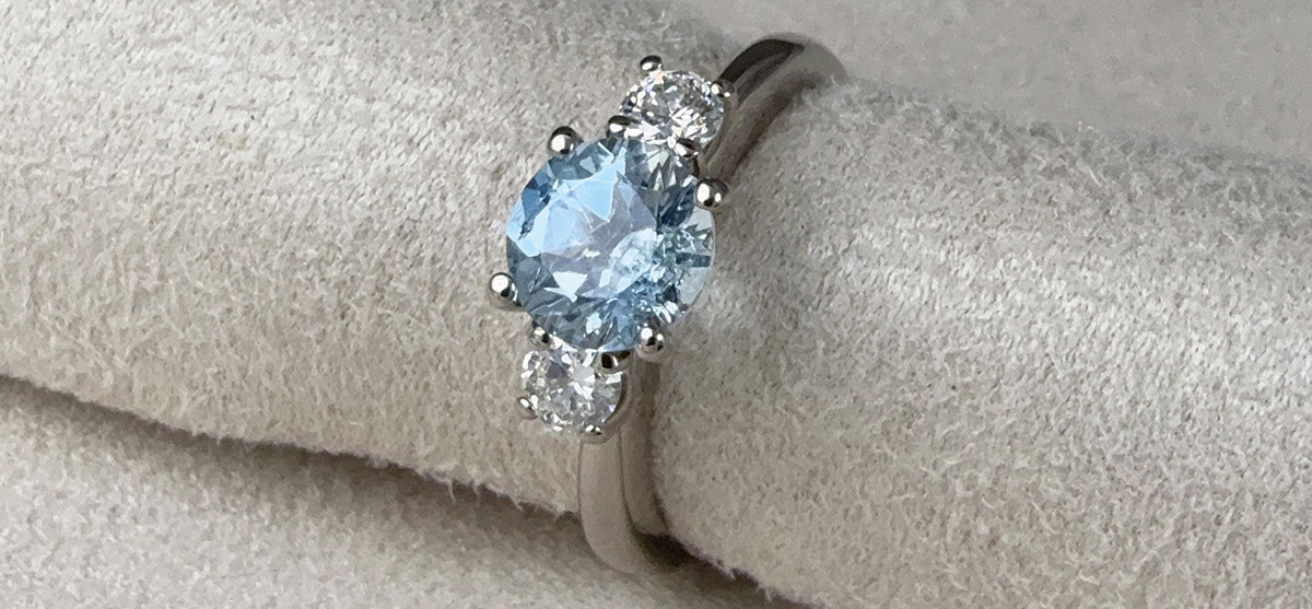 Handgeschmiedeter Verlobungsring in Weißgold mit Aquamarin und Brillanten - MORGENSTUND® Goldschmiede