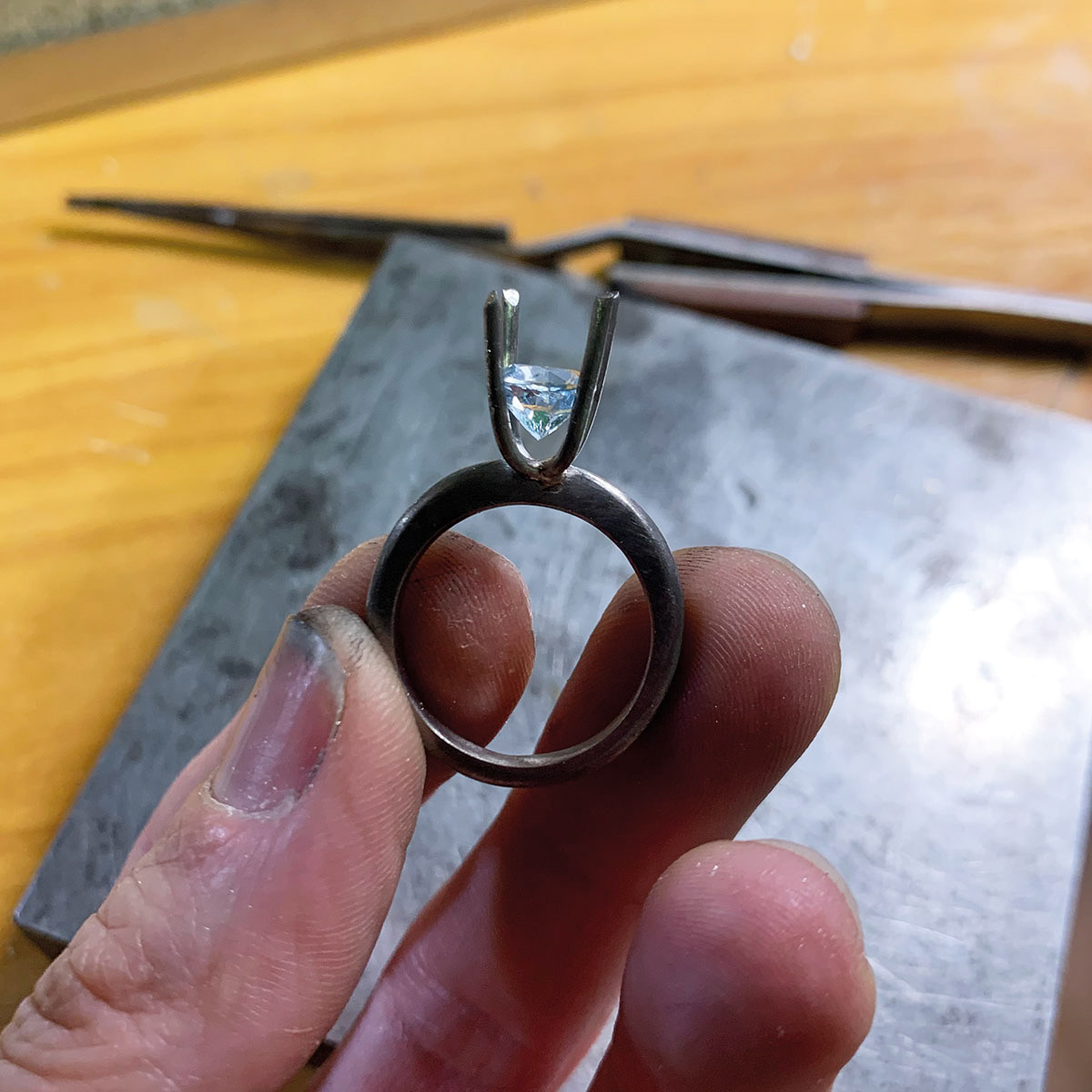 Handgeschmiedeter Verlobungsring in Weißgold mit Aquamarin und Brillanten - MORGENSTUND® Goldschmiede