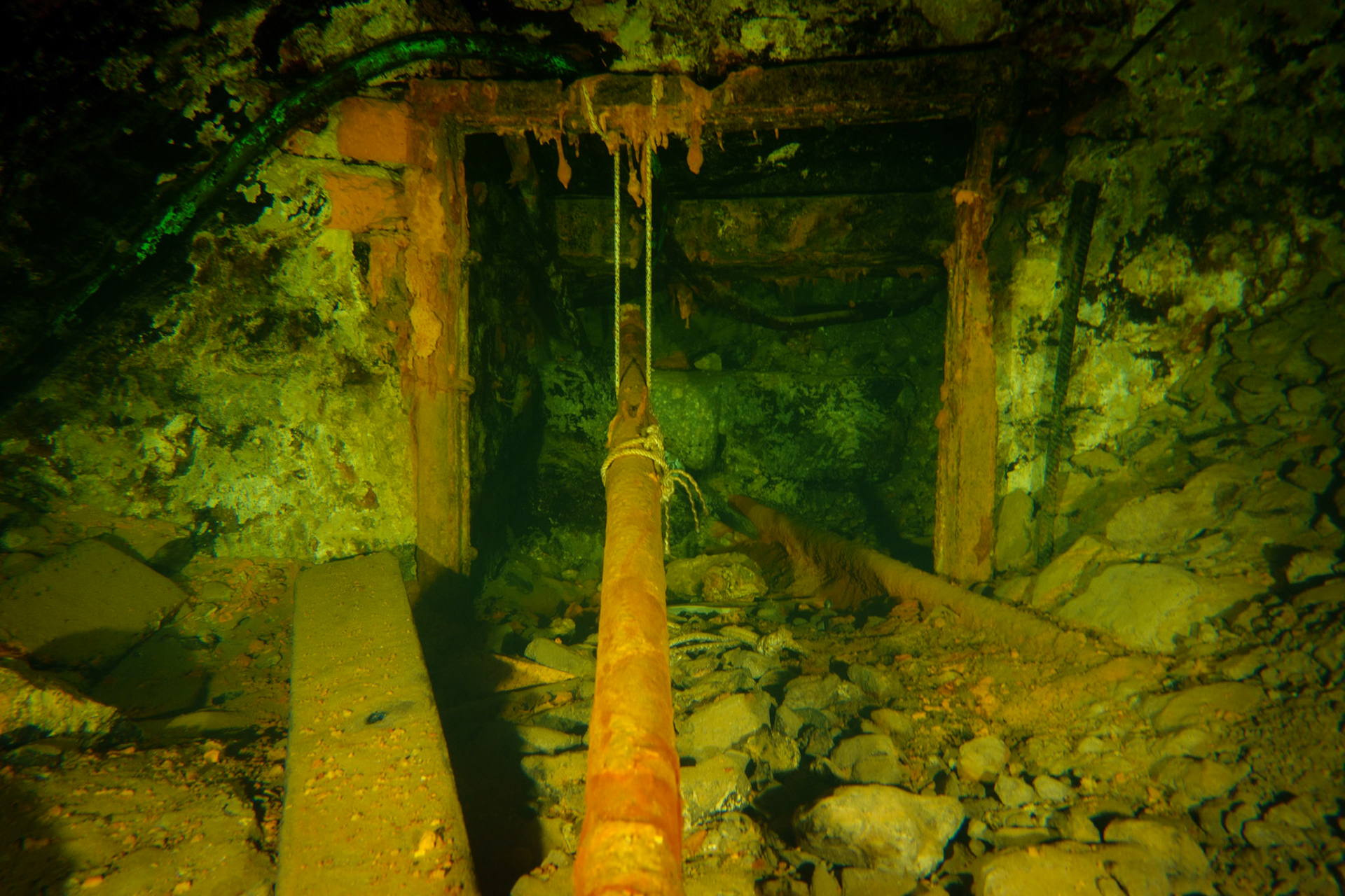 Zabetonované dveře na konci, kam asi vedou ... ?