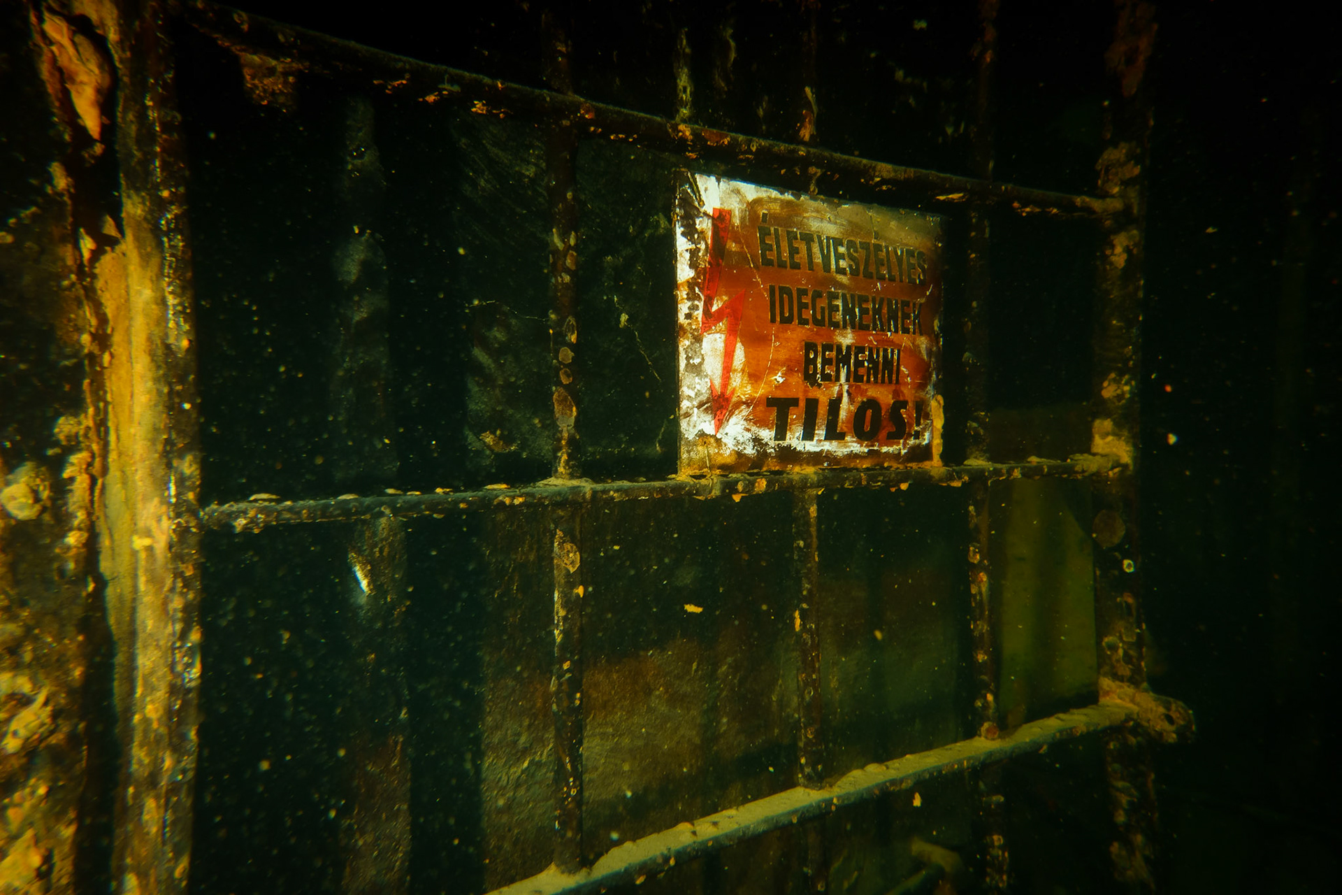 Zákaz vstupu cizím osobám! Ohrožení života!