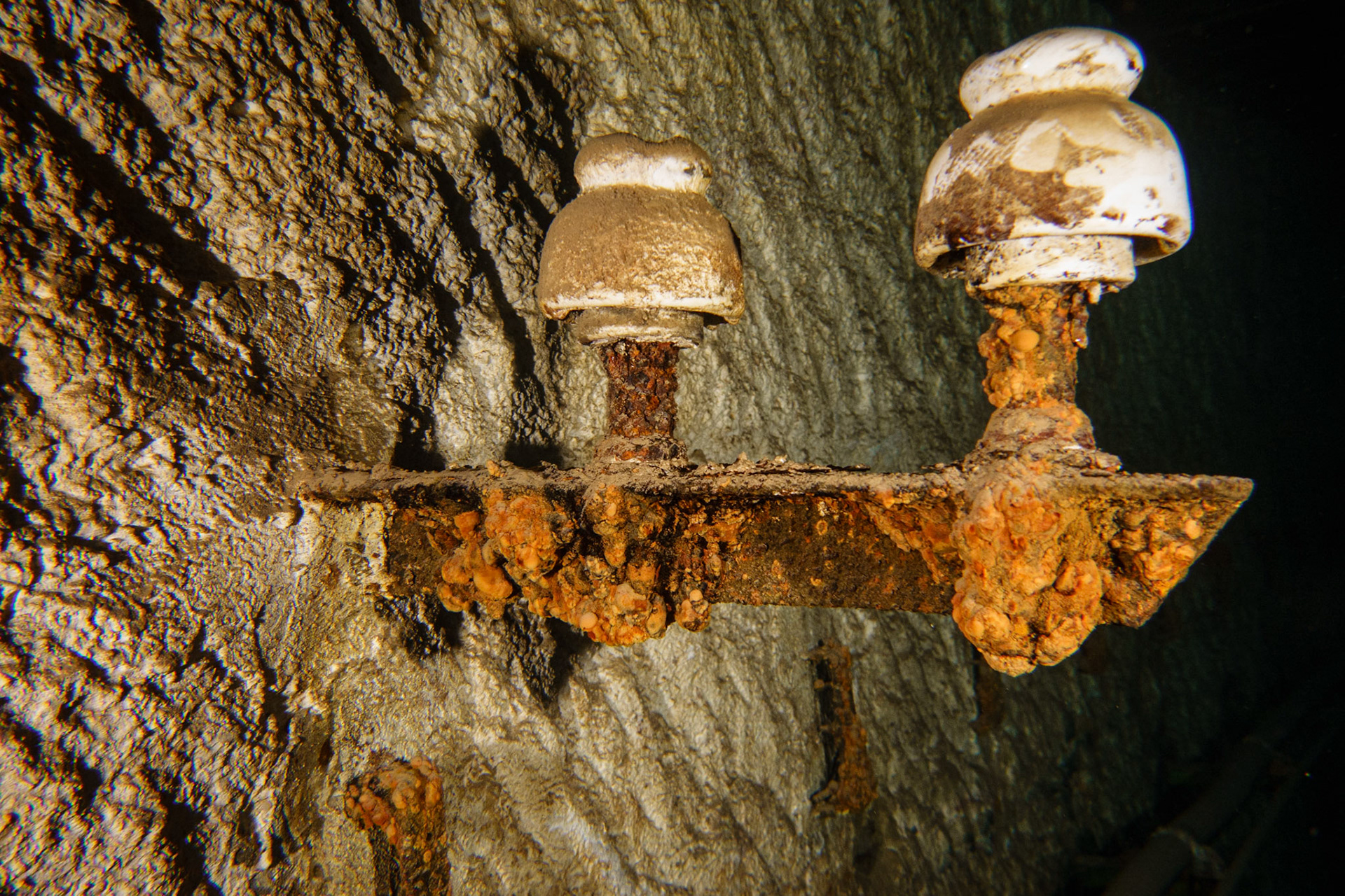 Elektronistalace v dole