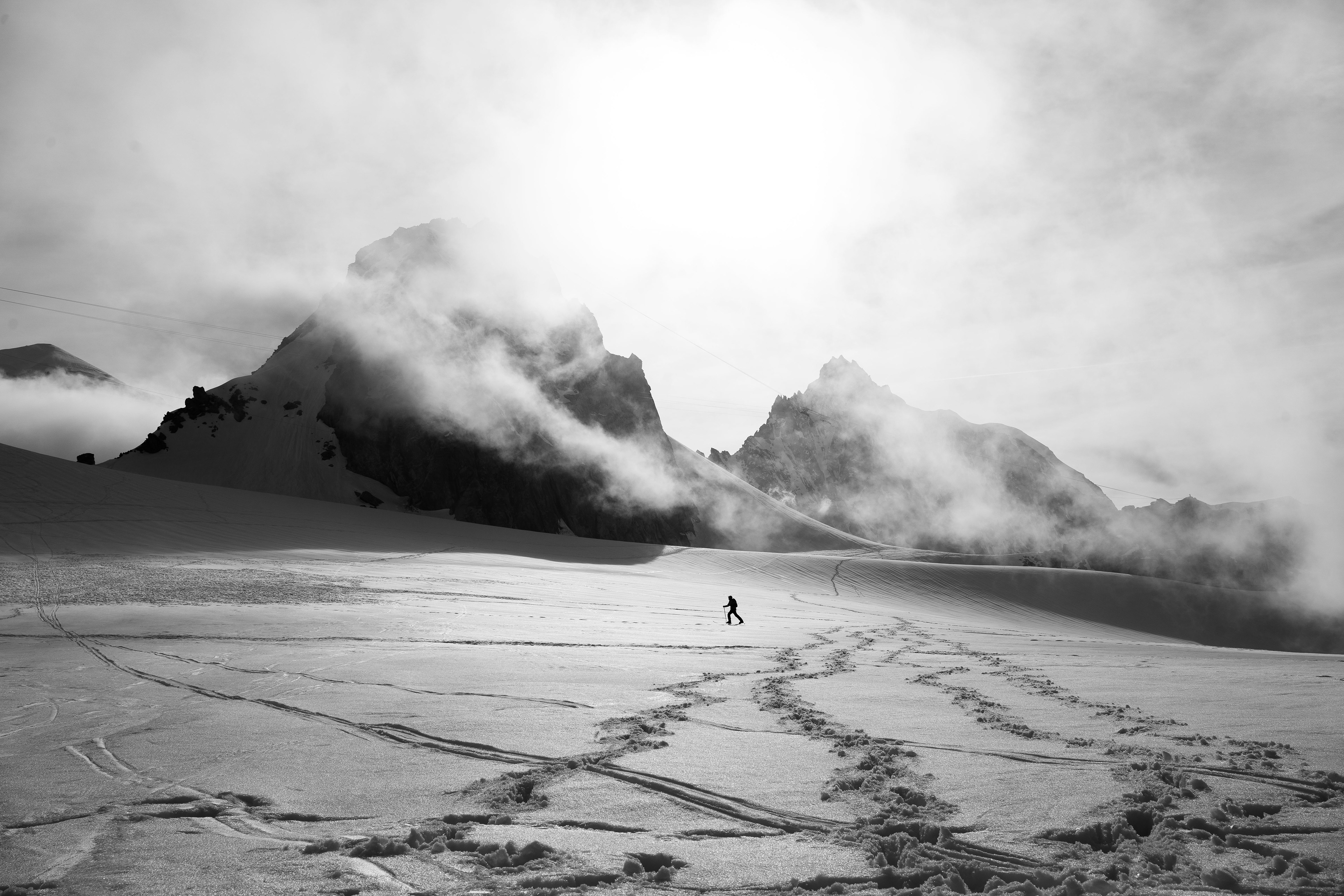 Un alpiniste marche sur le Glacier du Géant à Chamonix (France) - 2021.