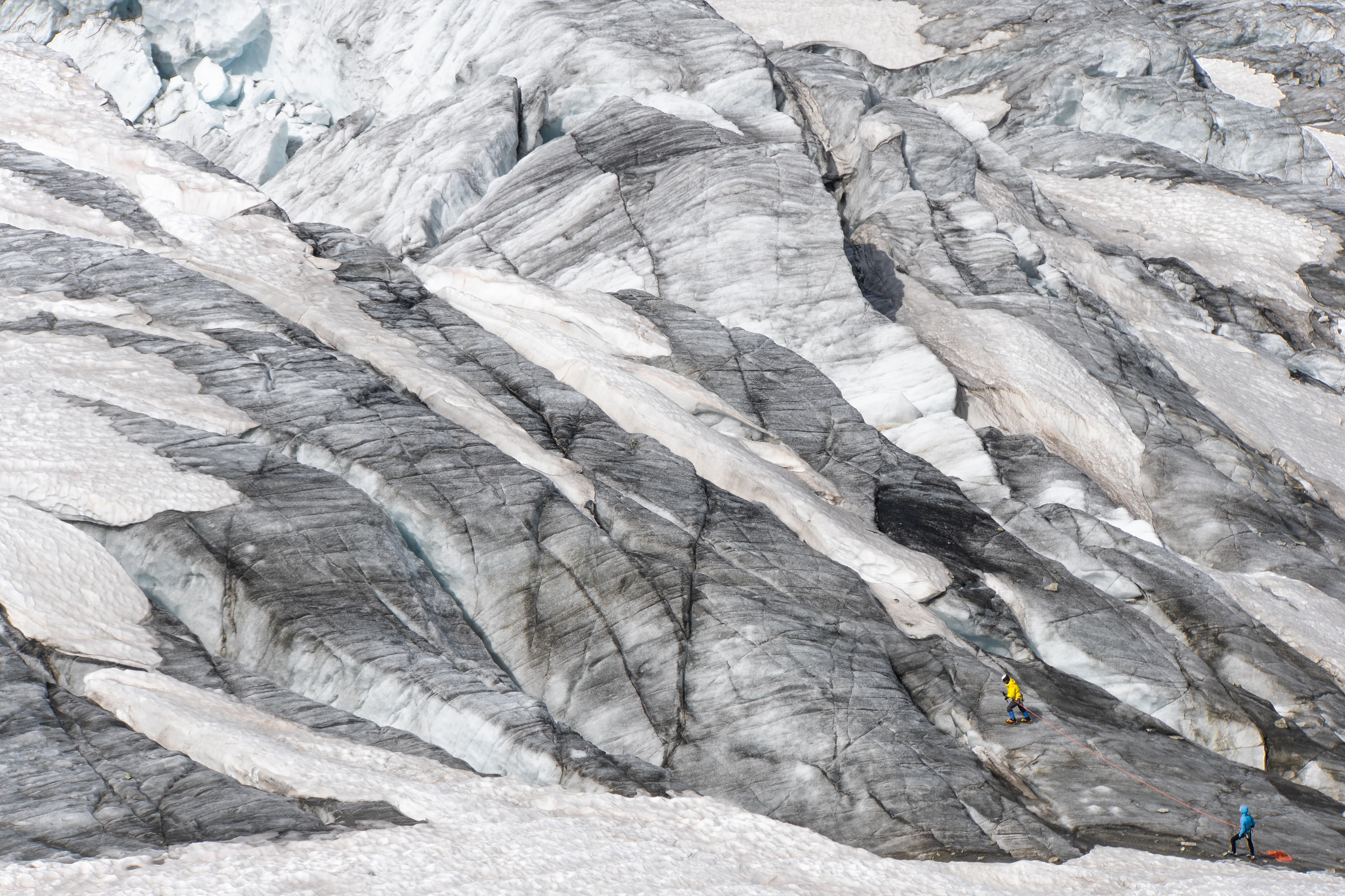 Deux alpinistes s'entrainent sur le Glacier du Tour à Chamonix (France) - 2019.