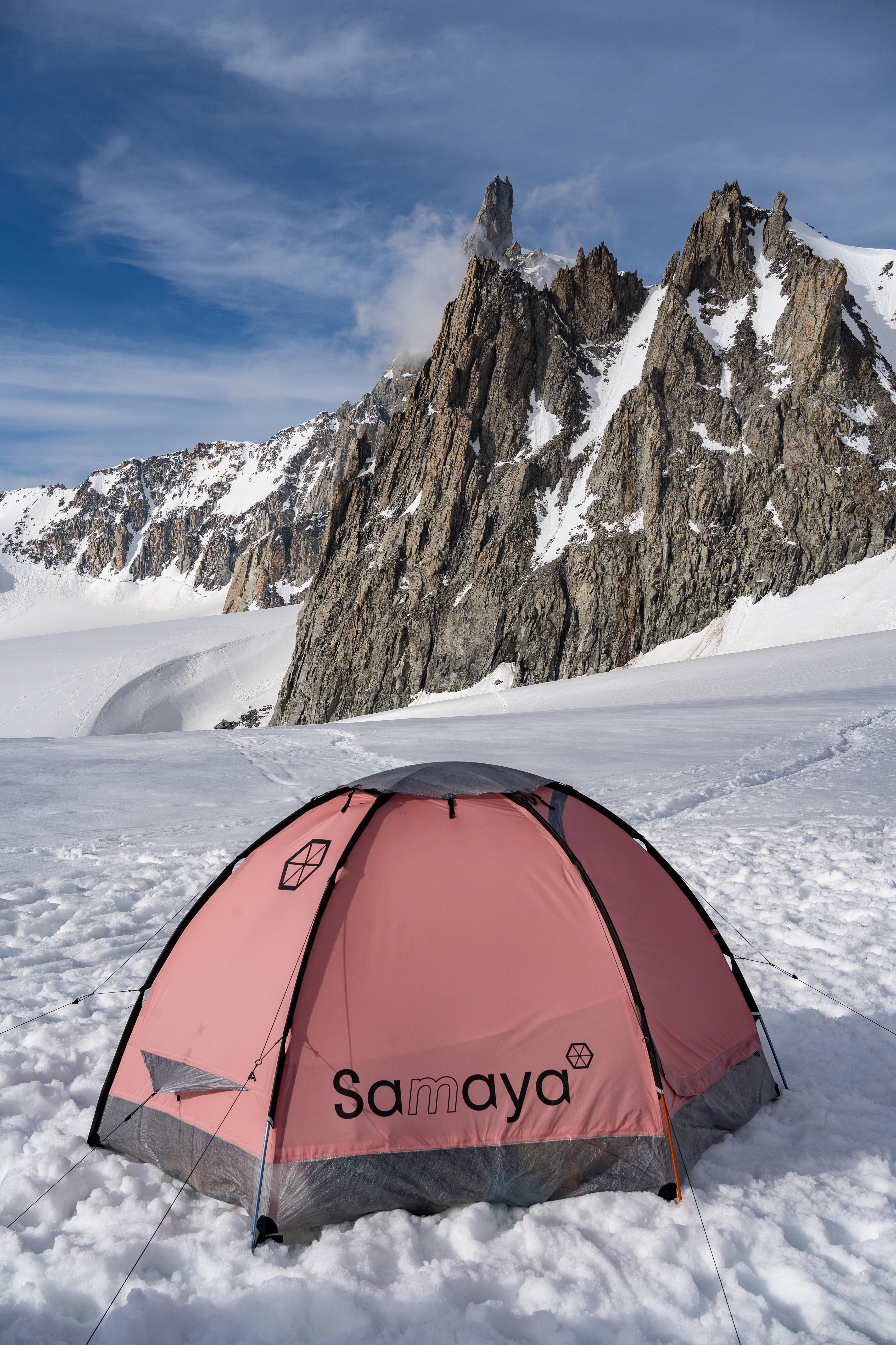 Une tente Samaya devant la dent du Géant à Chamonix (France) - 2021.