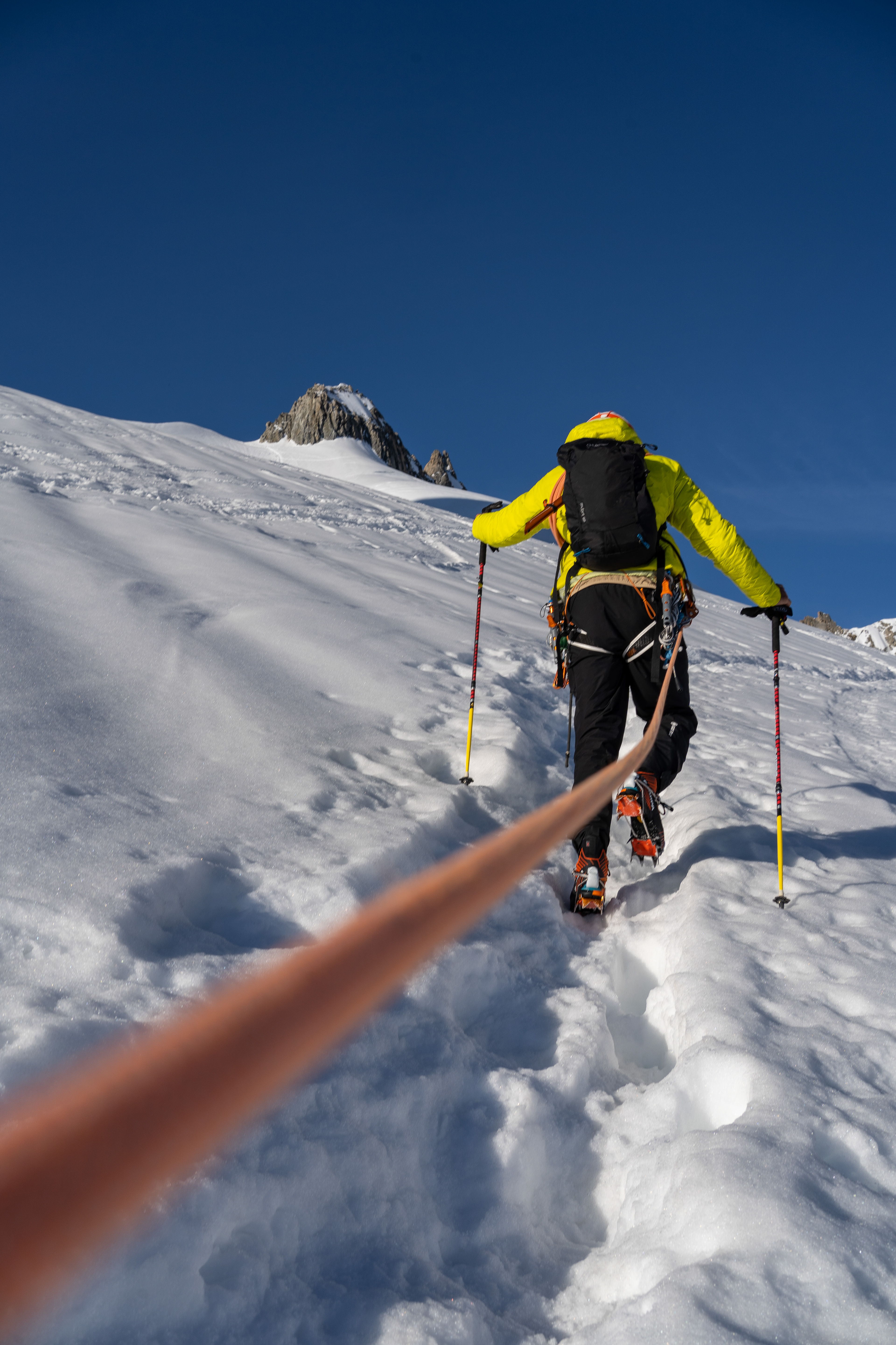 Le guide en tête sur le Glacier du Géant à Chamonix (France) - 2021.