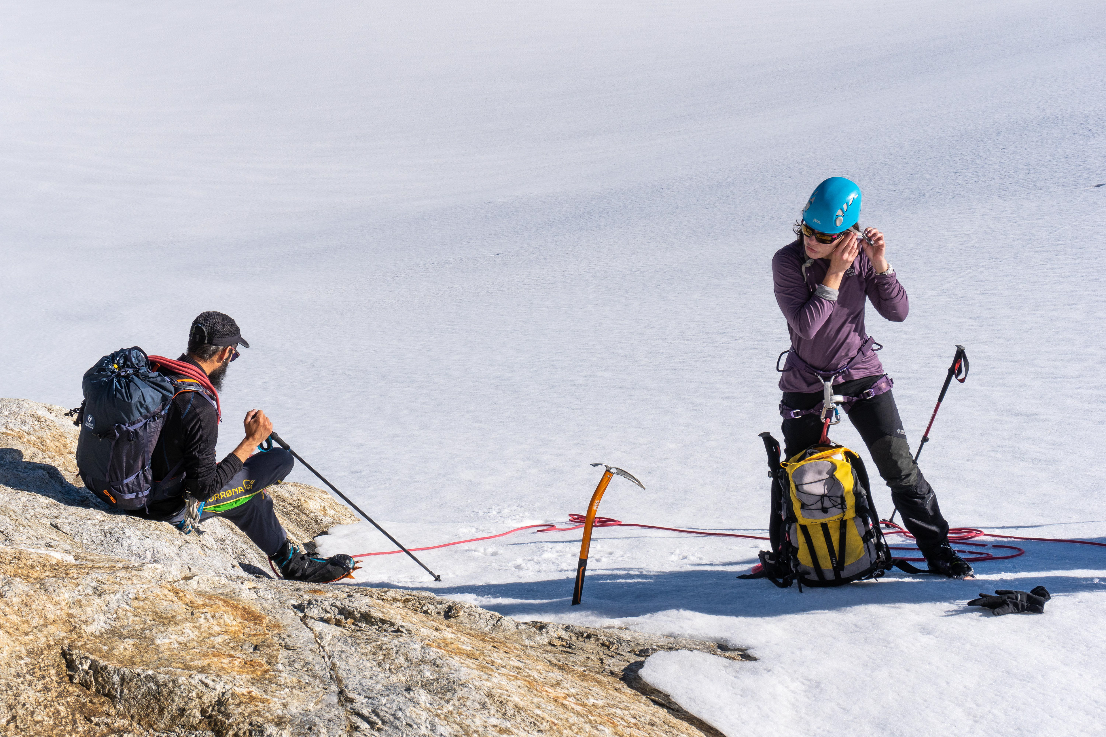 Deux alpinistes font une pause sur le Glacier du Tour à Chamonix (France) - 2019.