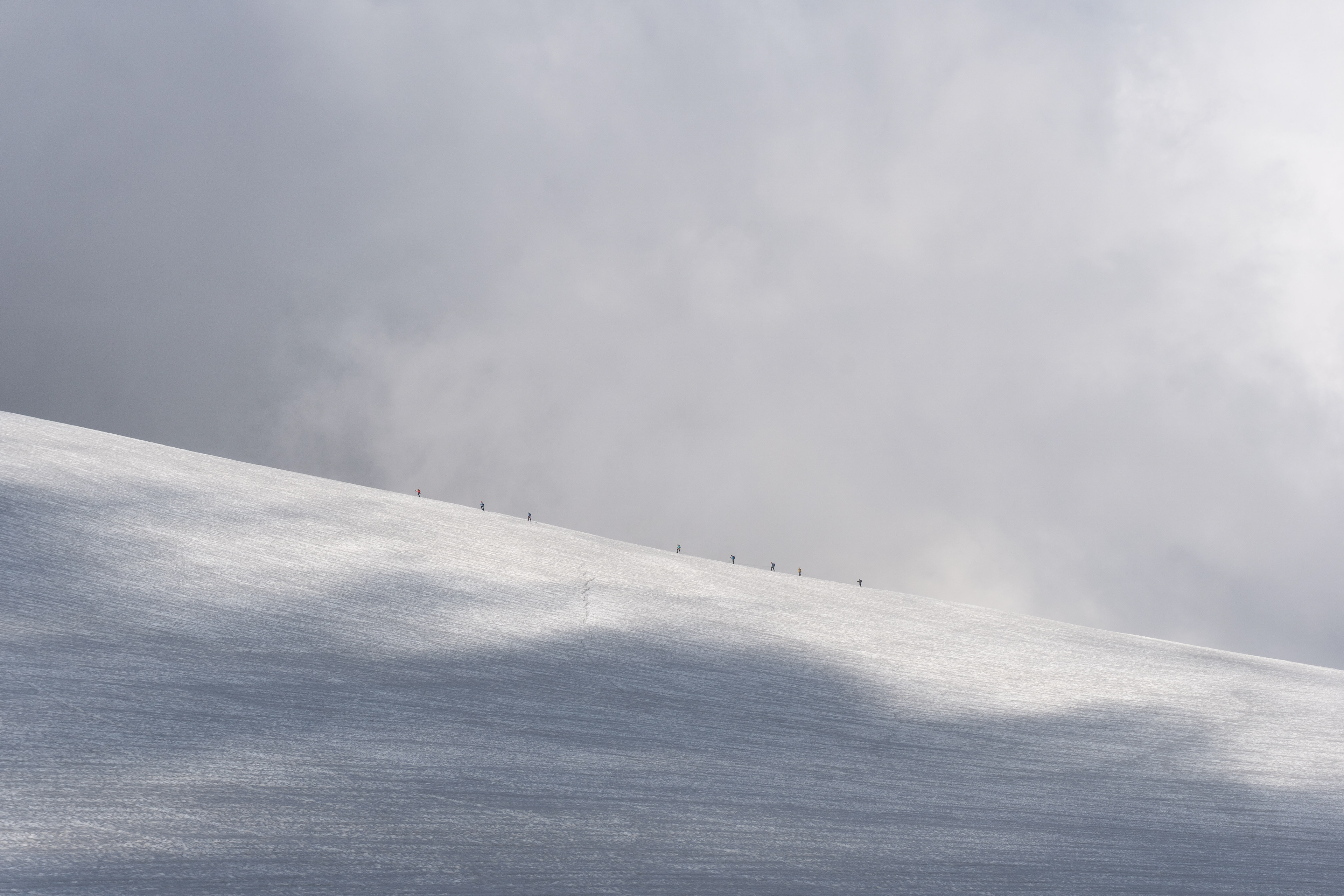 Une cordée au loin, sur le Glacier du Tour à Chamonix (France) - 2019.