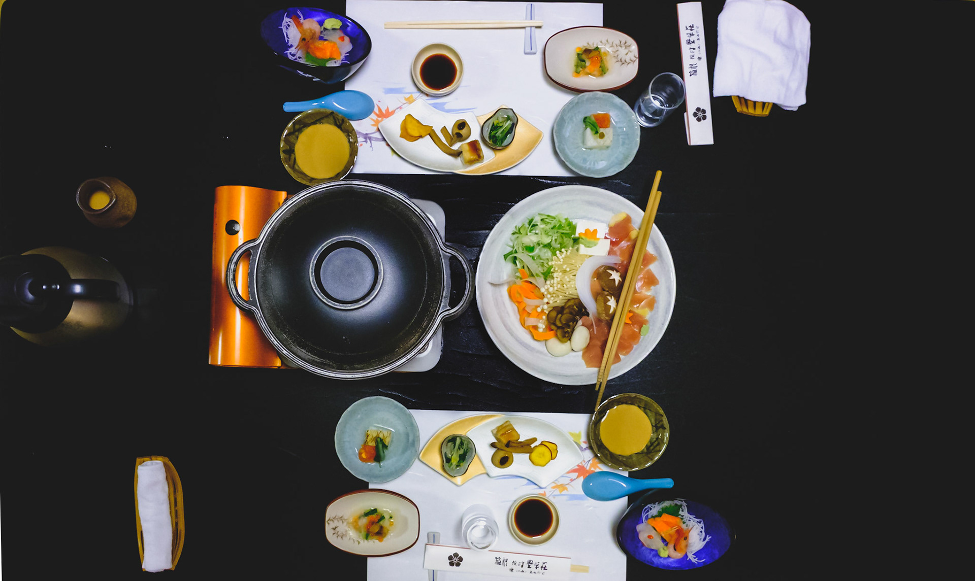 After Tokyo we moved to Hakone to stay at a traditional Onsen and explore its wonderful surroundings with a vulcano, bathing in hot springs and eat traditional Japaneese food.