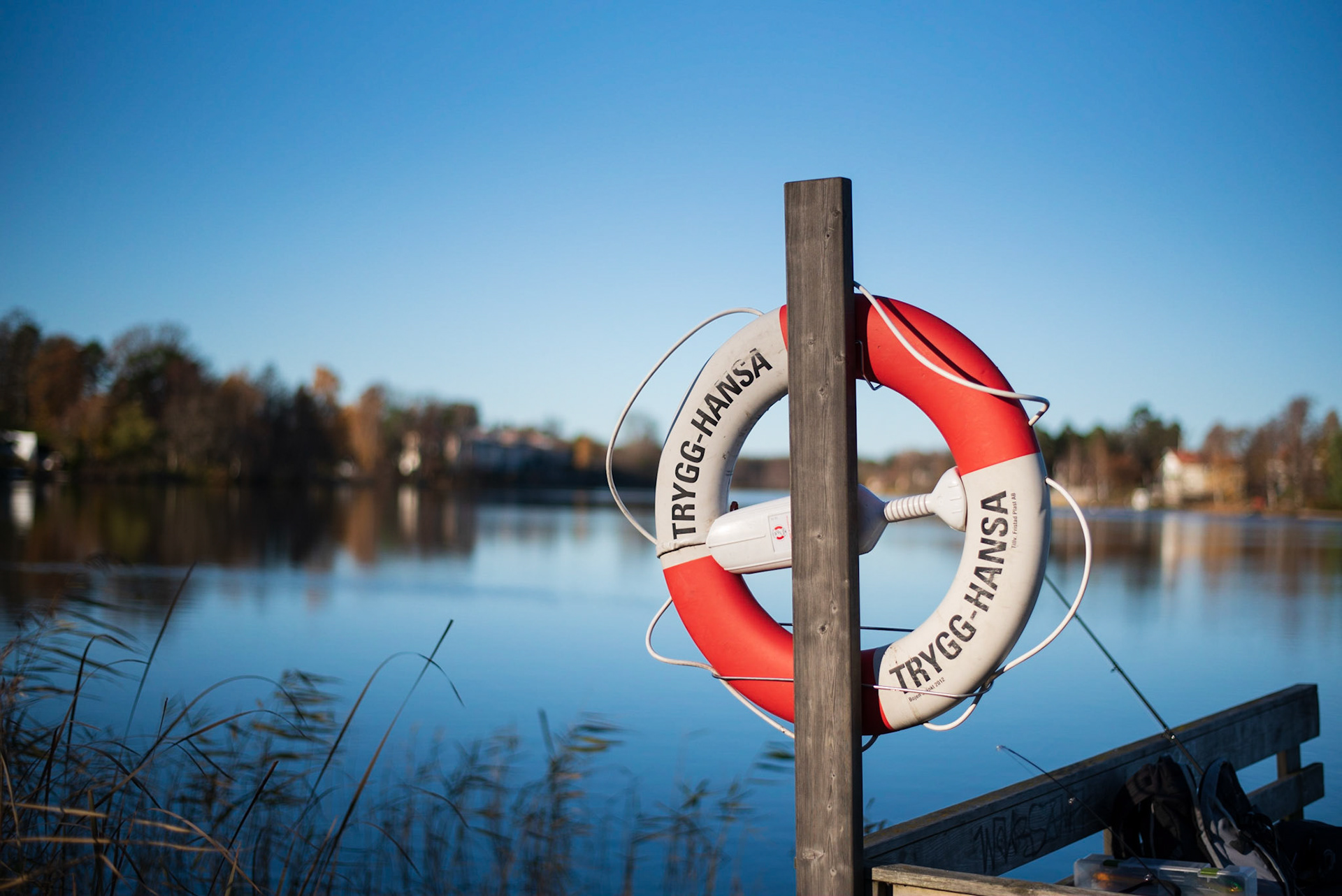 On every pier and bathing jetty in the lake there is a lifebuoy donated by the insurance company Trygg Hansa.
