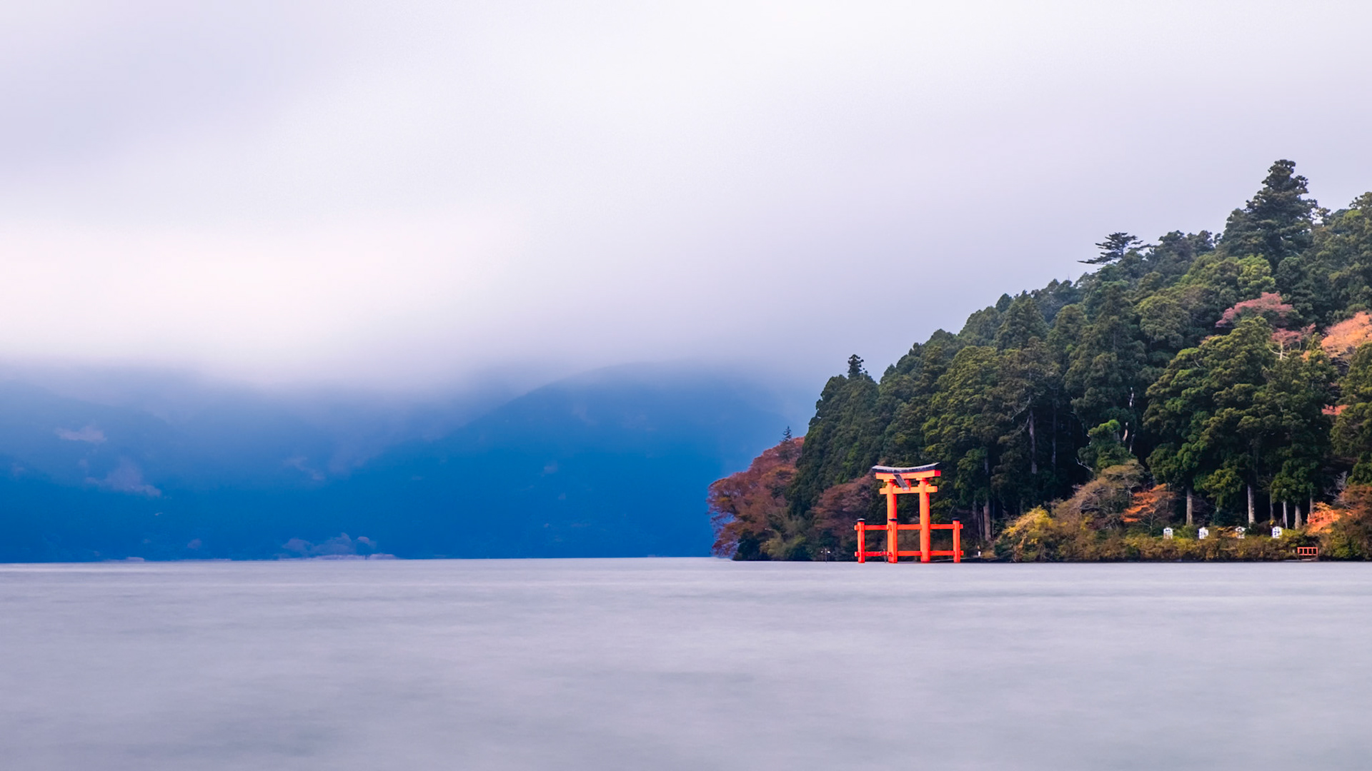 A trip on the Ashi lake in Hakone on a pirate ship.