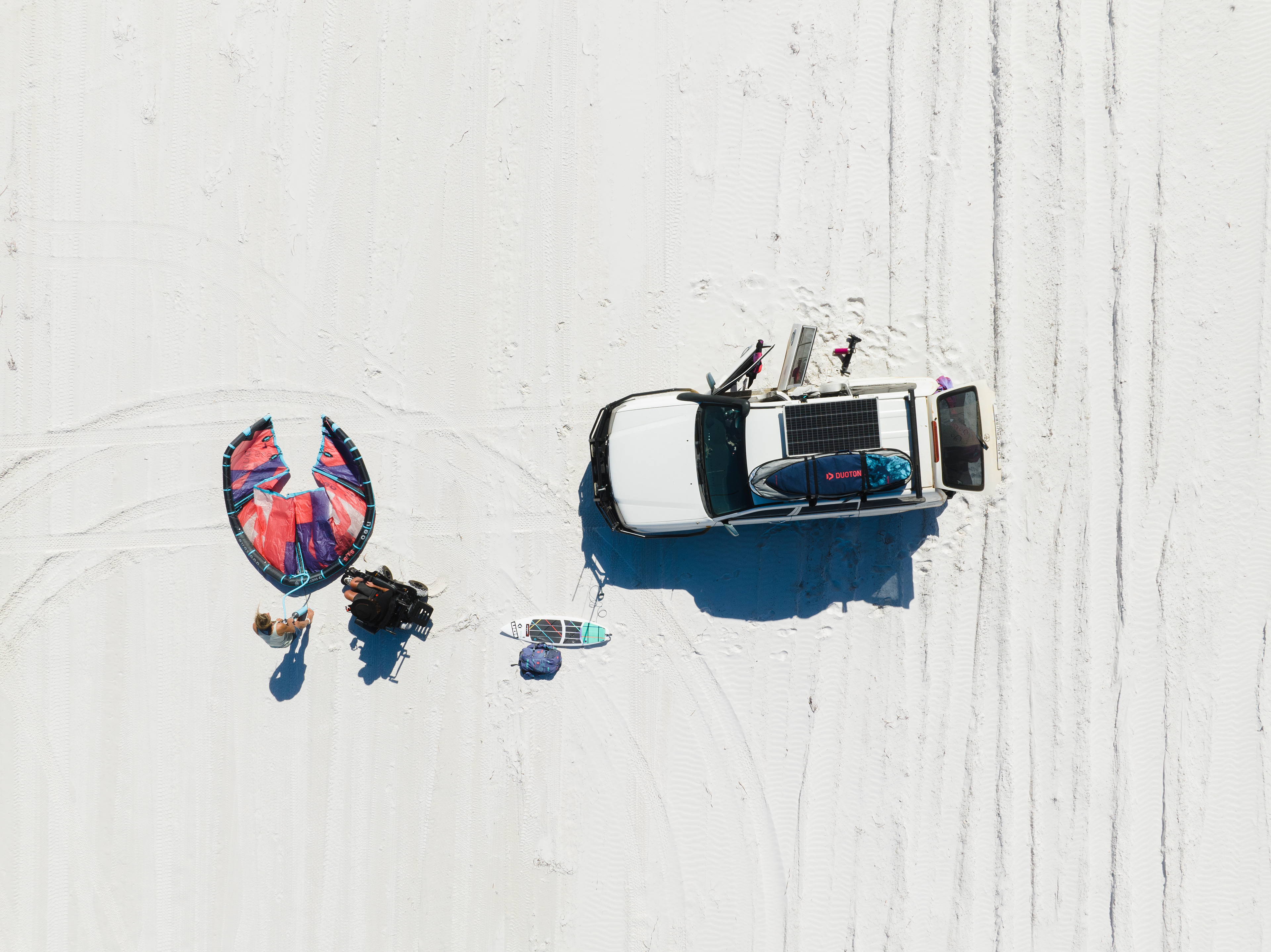Gabi Steindl and Jaimen Hudson getting ready to film a kite session ©MiriamJoanna
