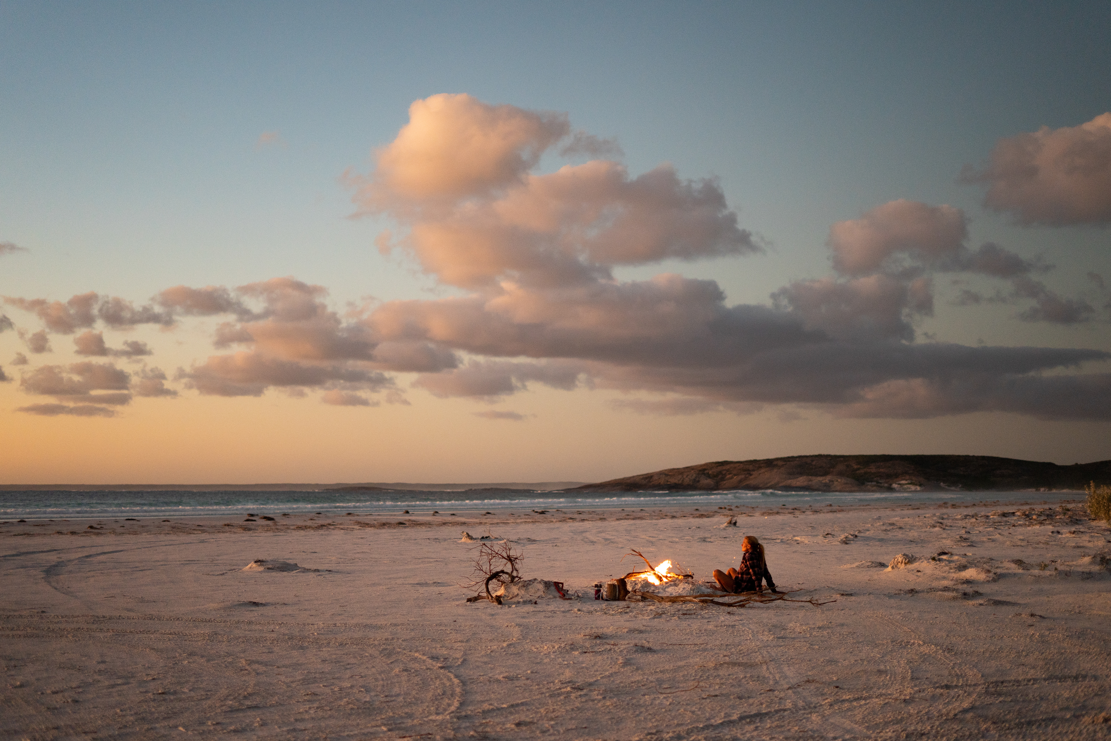 Gabi Steindl somewhere in the outback by a bonfire ©MiriamJoanna
