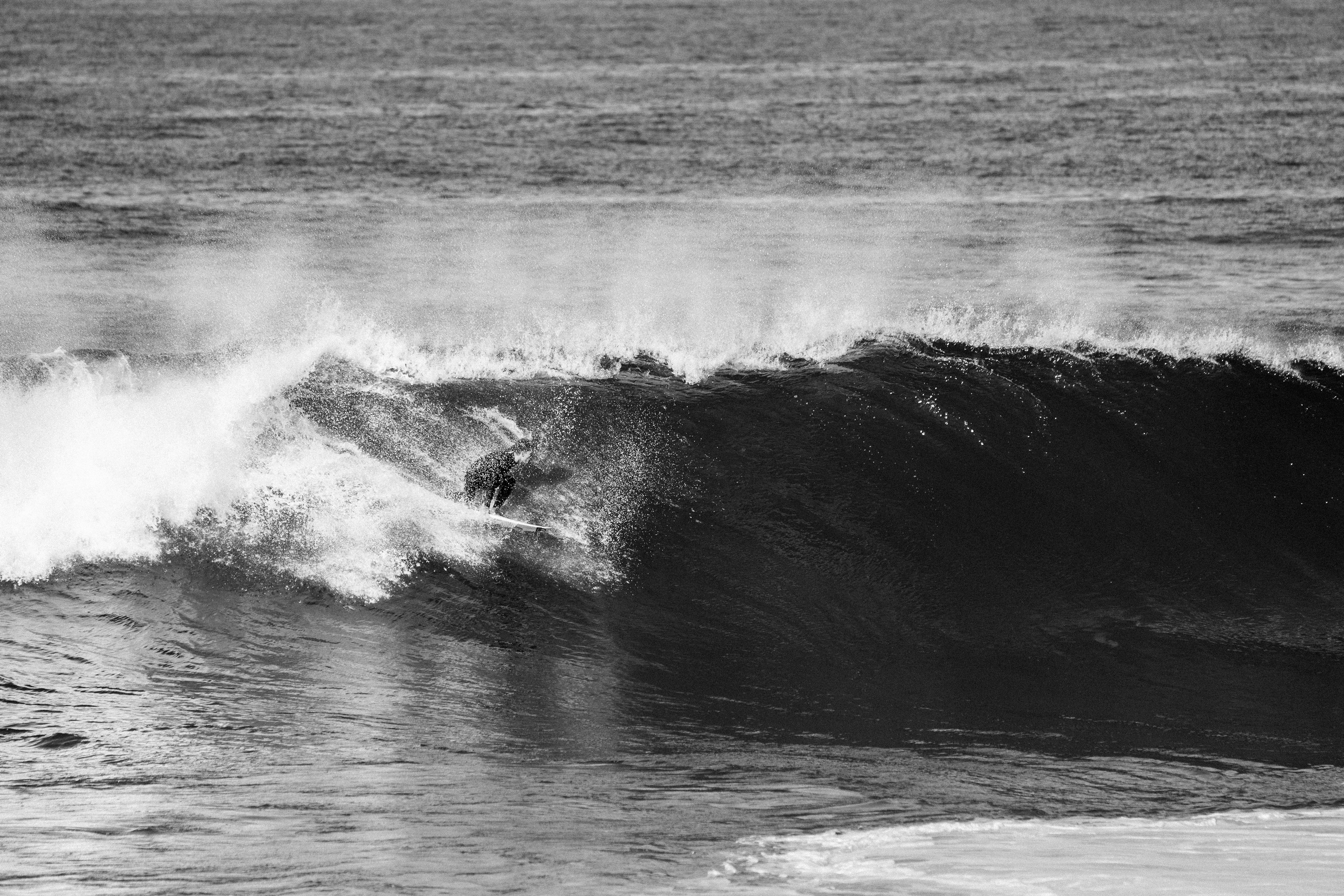 Lenni Jensen pulling into a barrel © Miriam Joanna