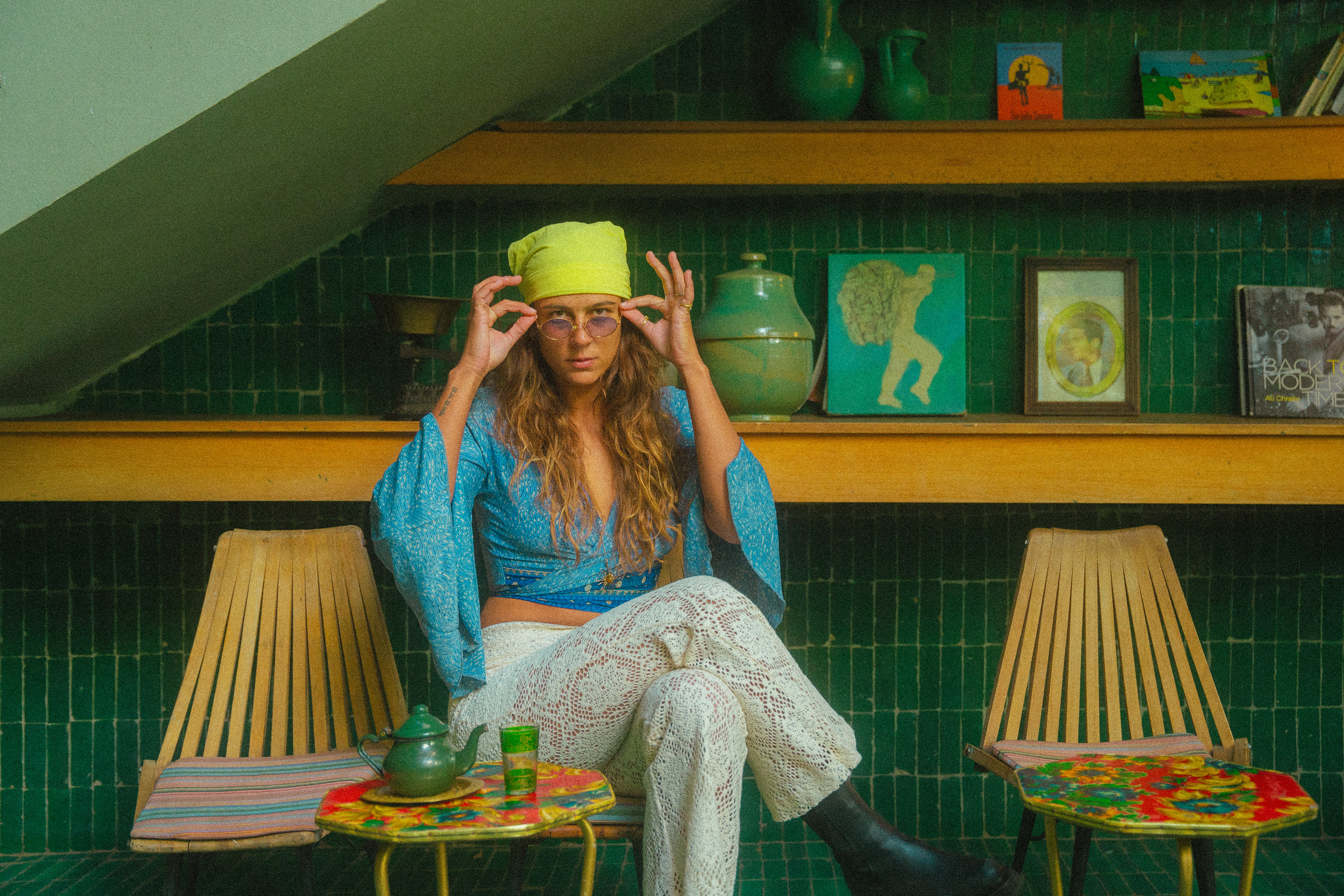 Noussa Denkler as the INDIE girl