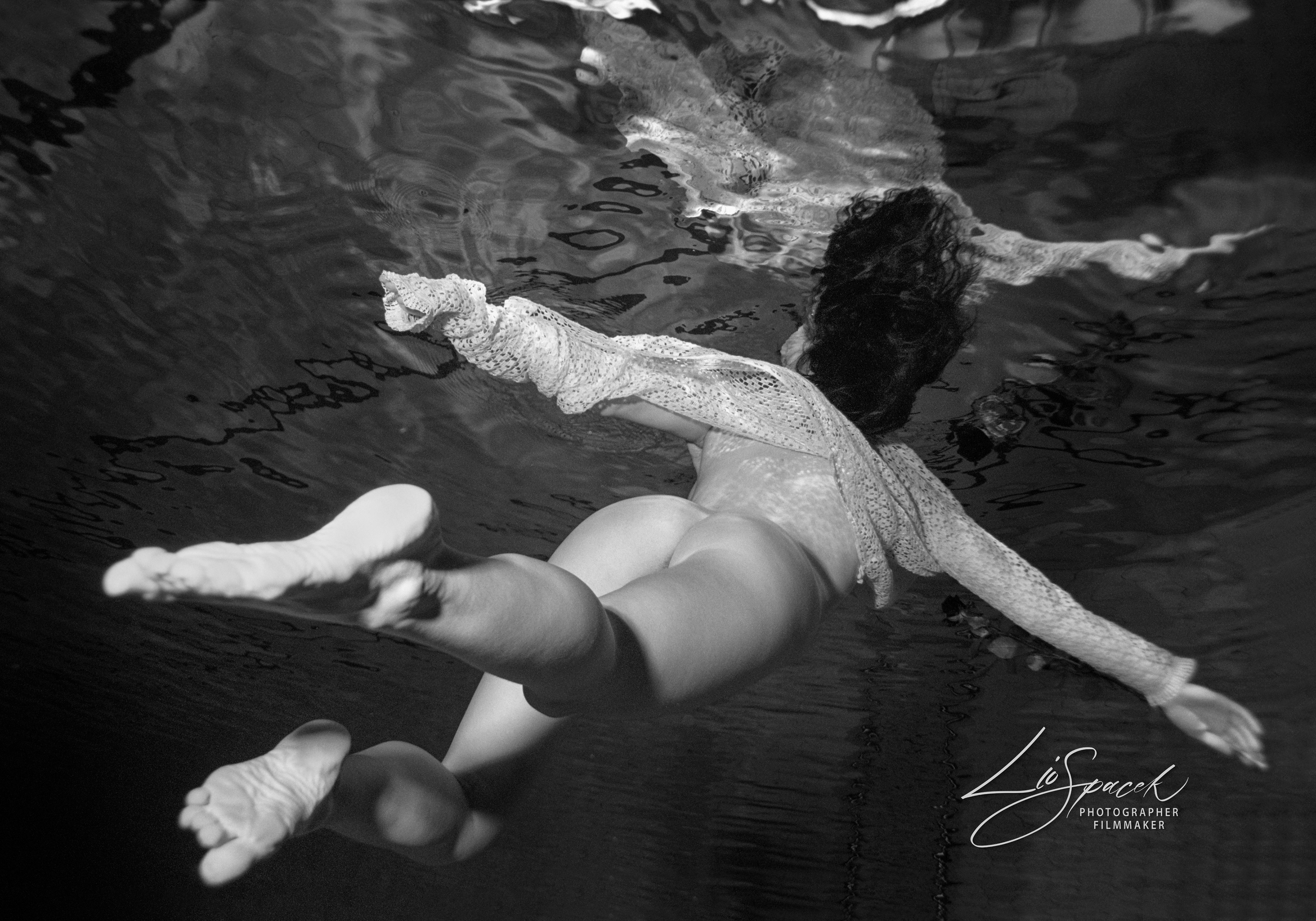 Levitation - size 80x56cm - the photograph is signed and numbered by the author on the back, including an author's certificate (5 originals)