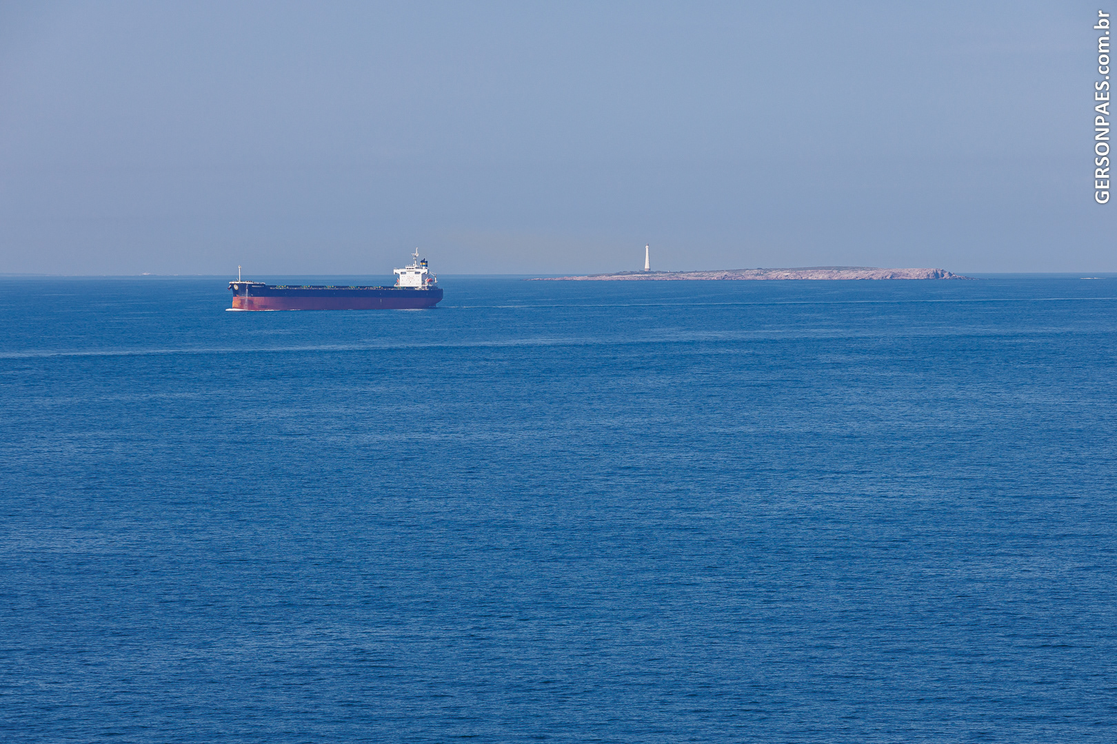Ao fundo, Isla de Lobos no Uruguai, perto de Punta del Este