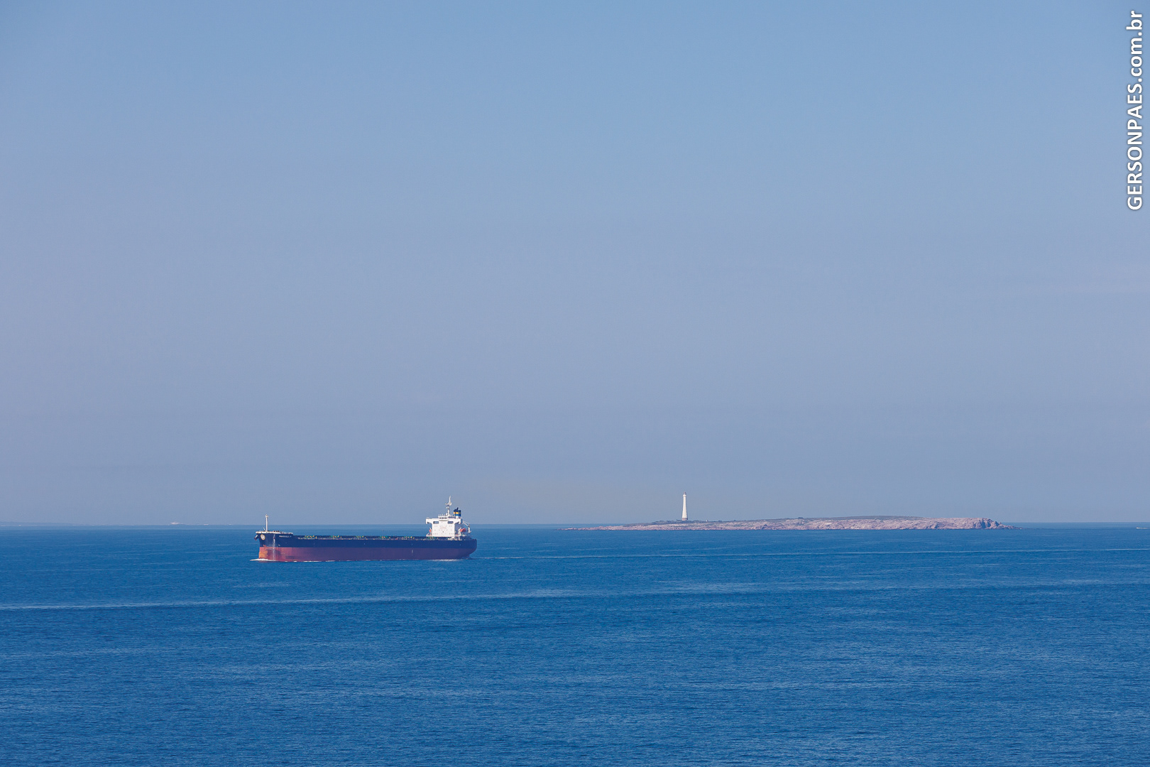 Ao fundo, Isla de Lobos no Uruguai, perto de Punta del Este