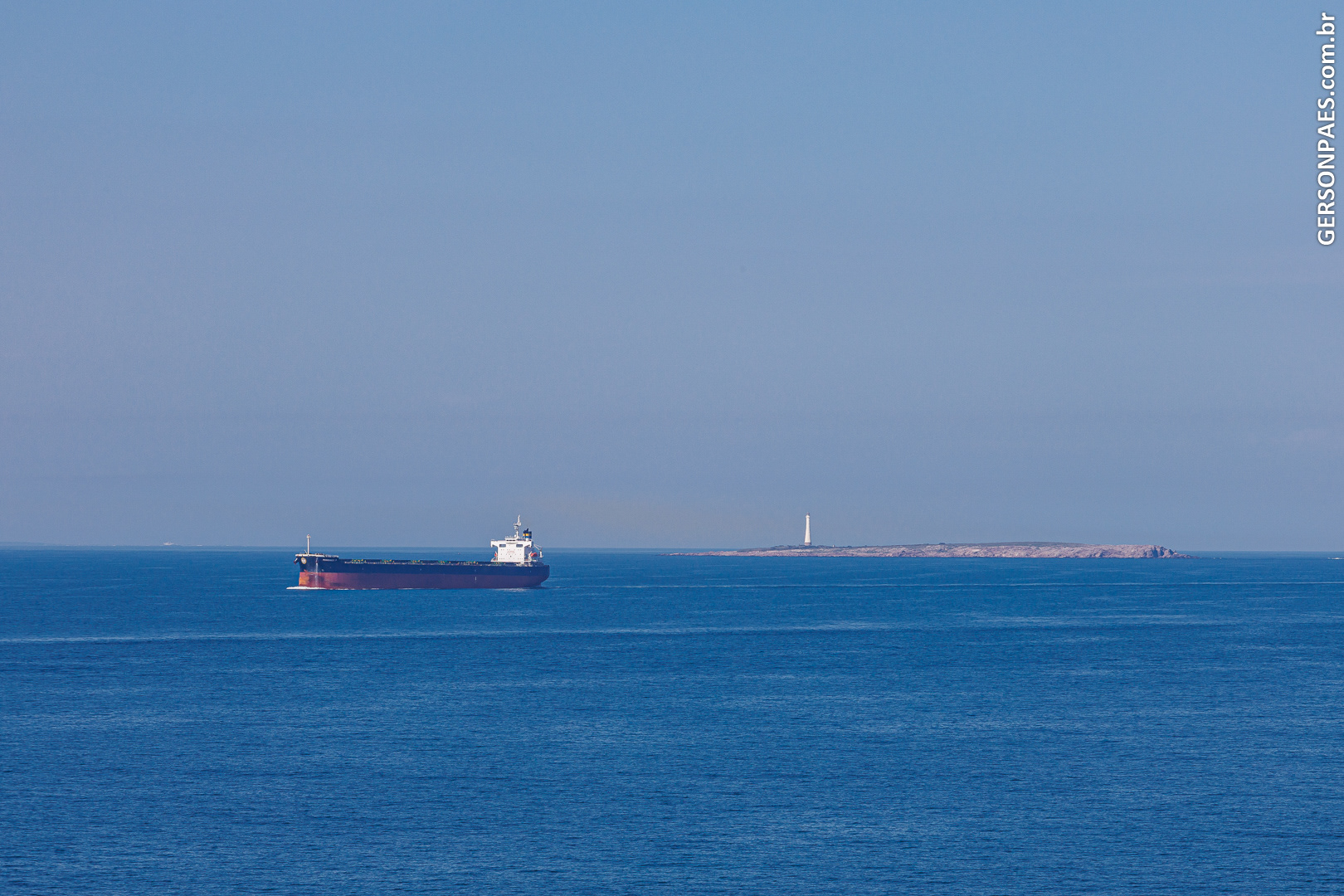 Ao fundo, Isla de Lobos no Uruguai, perto de Punta del Este