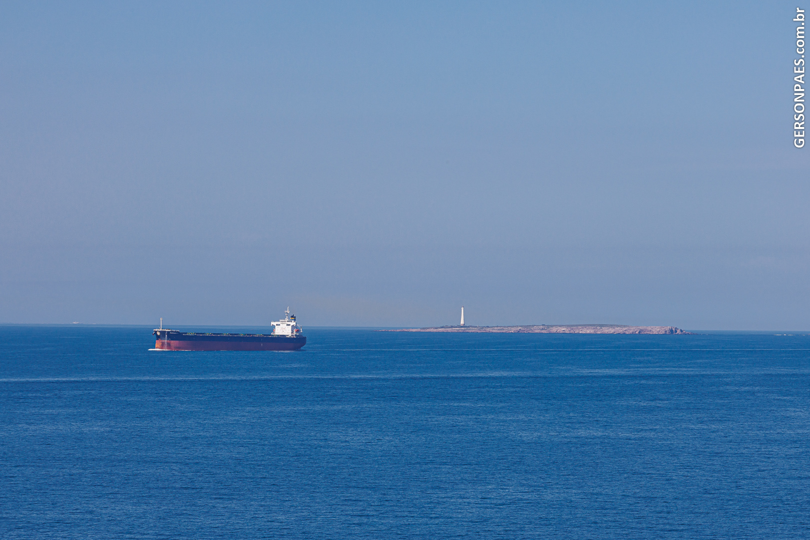 Ao fundo, Isla de Lobos no Uruguai, perto de Punta del Este
