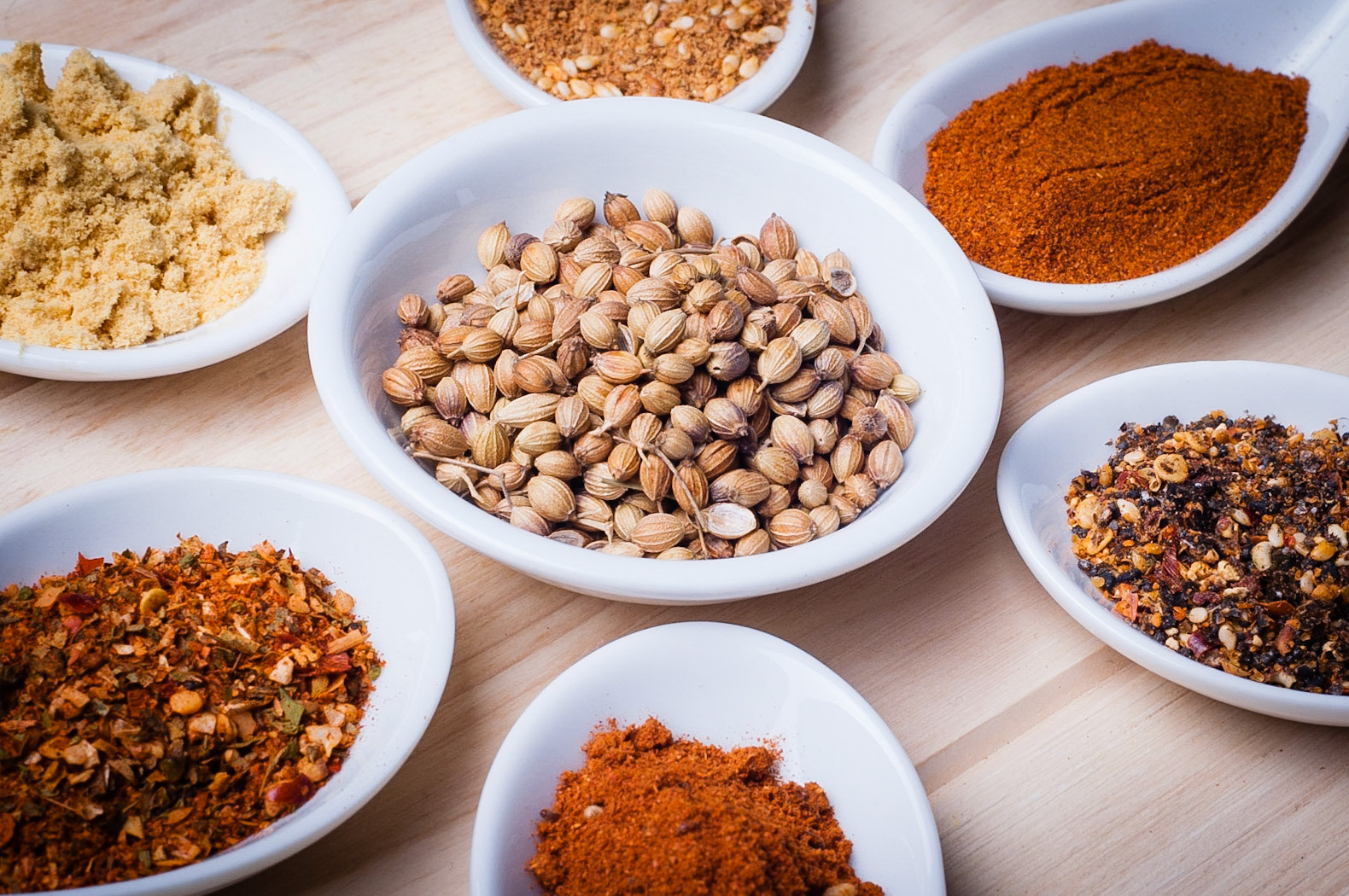 Chili, moutarde, épices Thaï, épices du monde, Paprika, Cajun et graines de Coriandre.