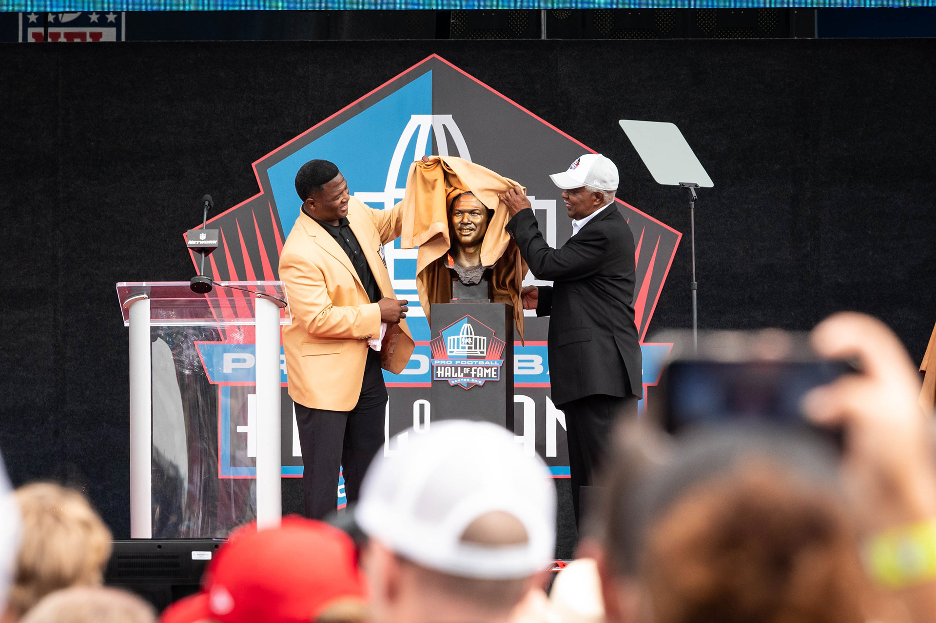 Leroy Butler receiving his bust