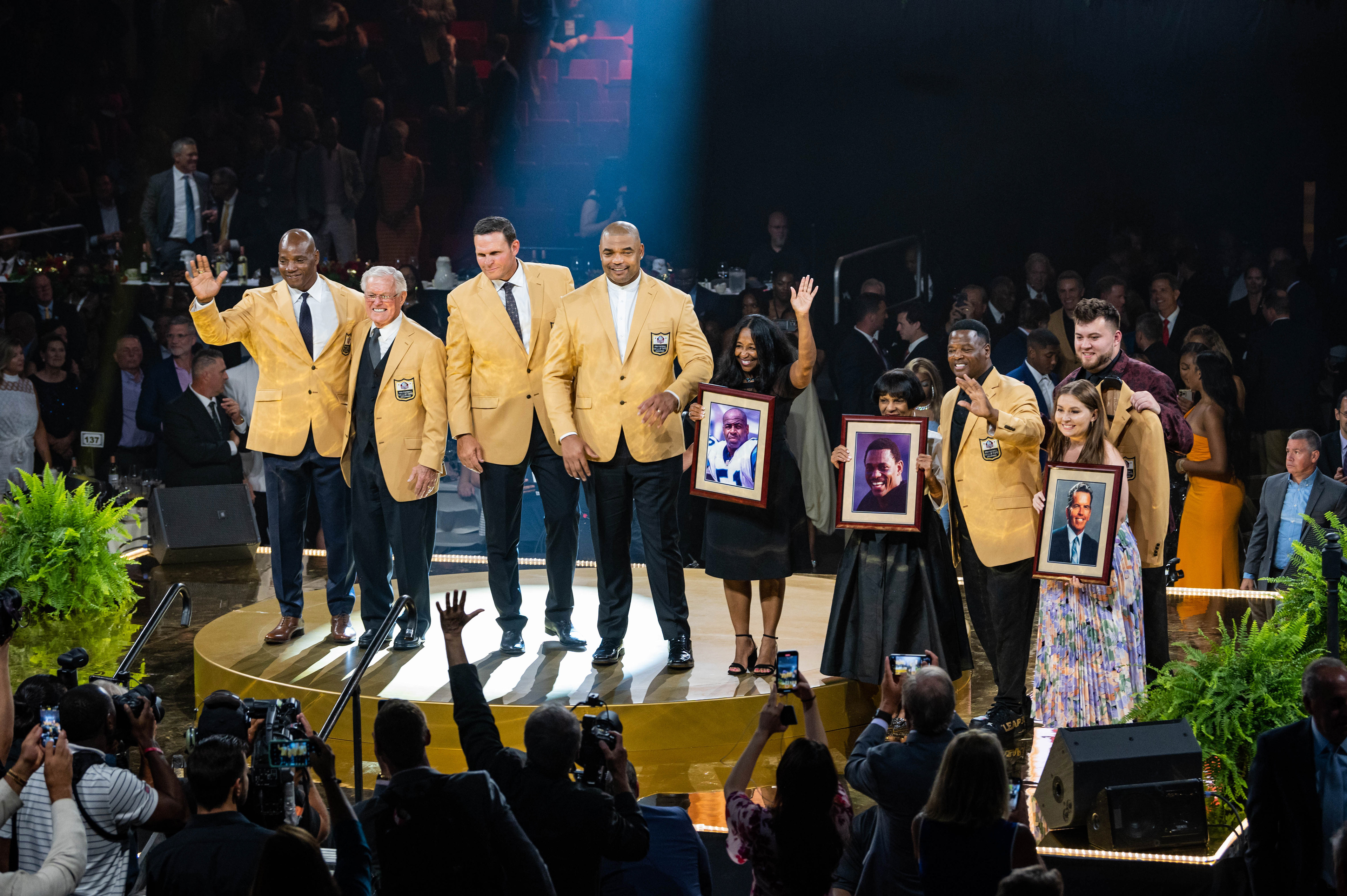The class of 2022 all with each other on stage