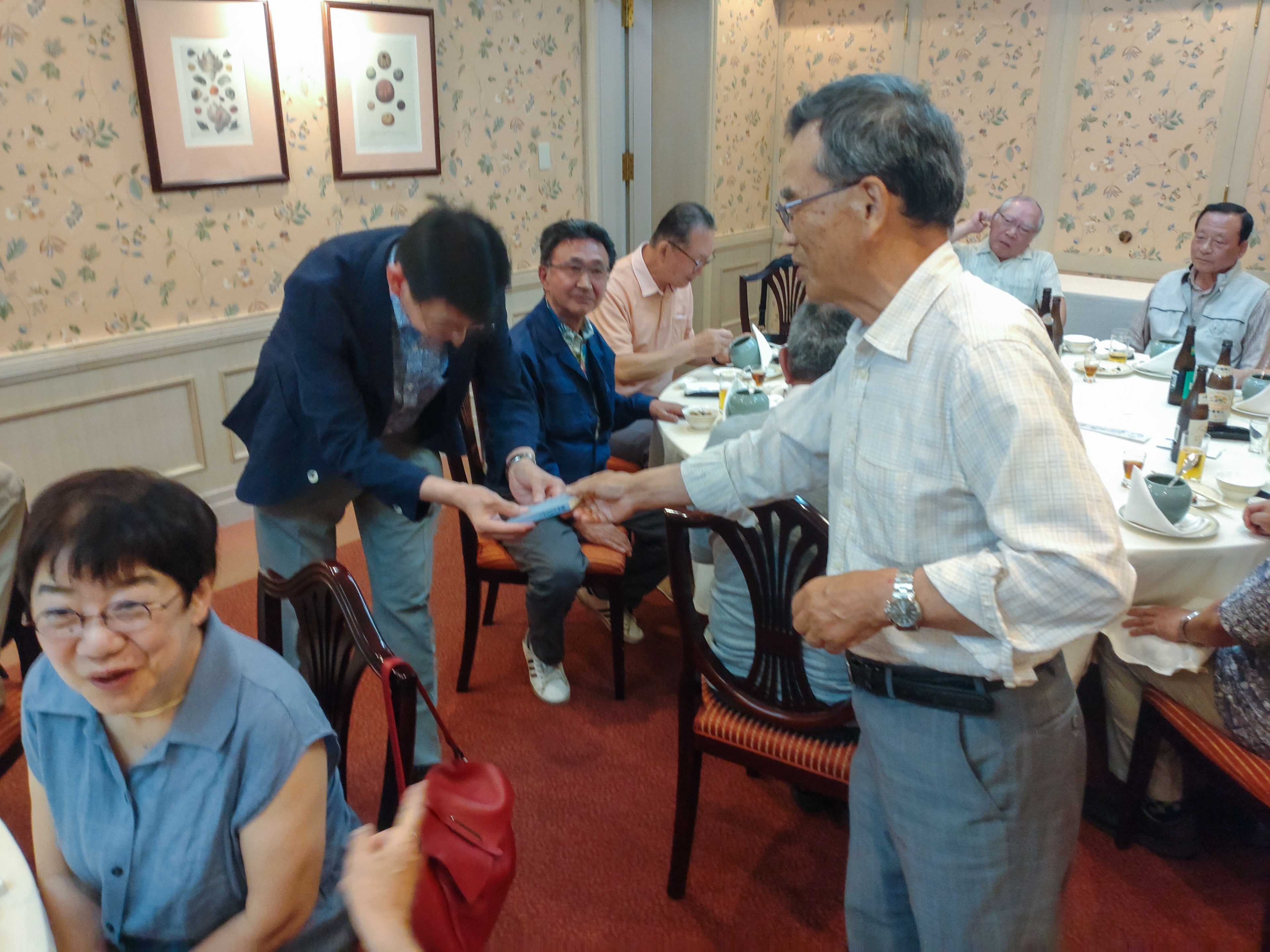 菊永さんへ「日々はげむように！」と贈呈