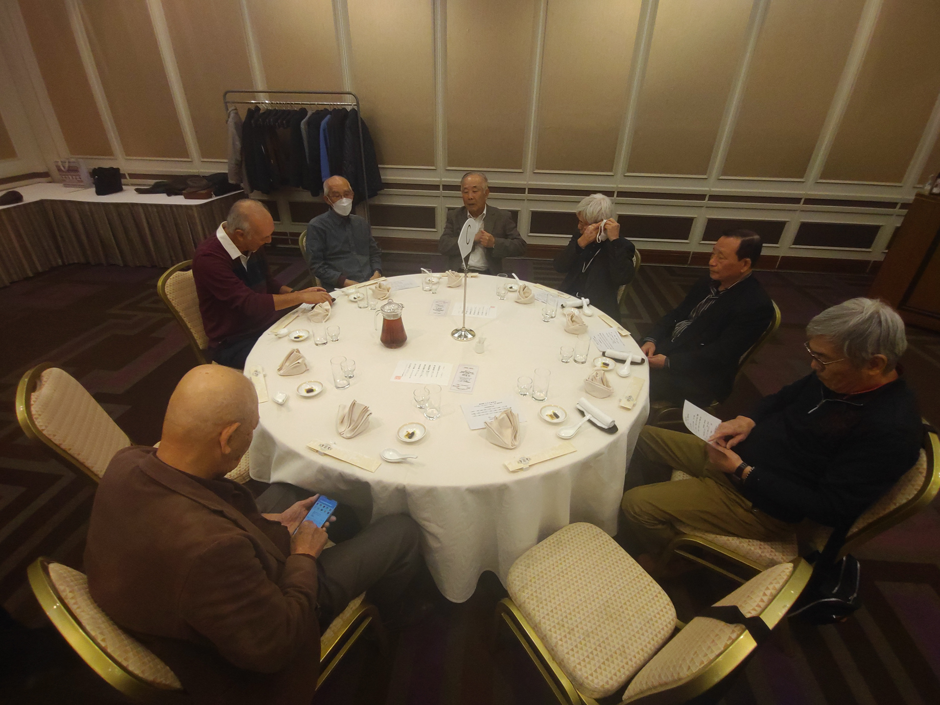 開会前の団欒の風景