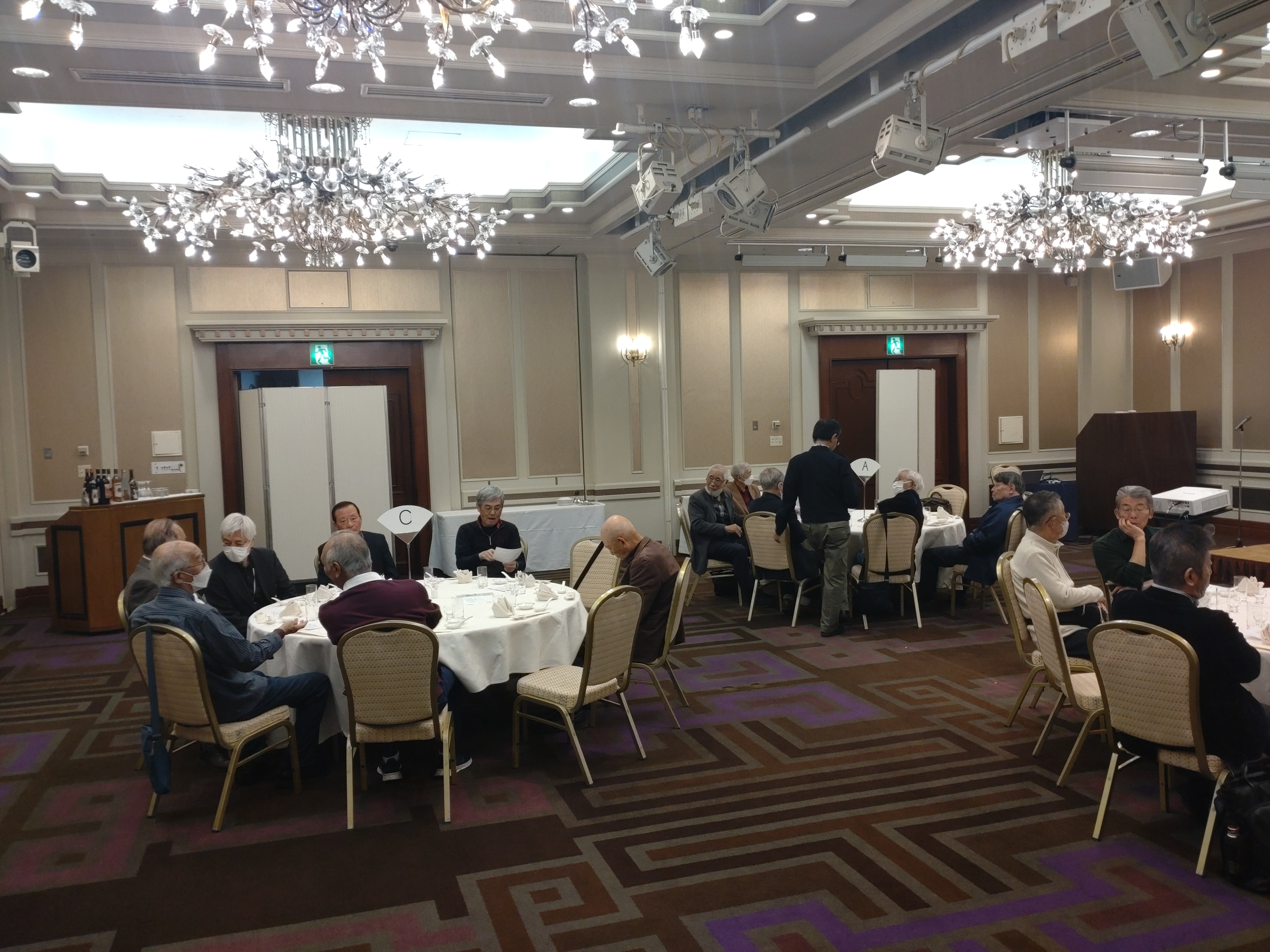 開会前の団欒の風景