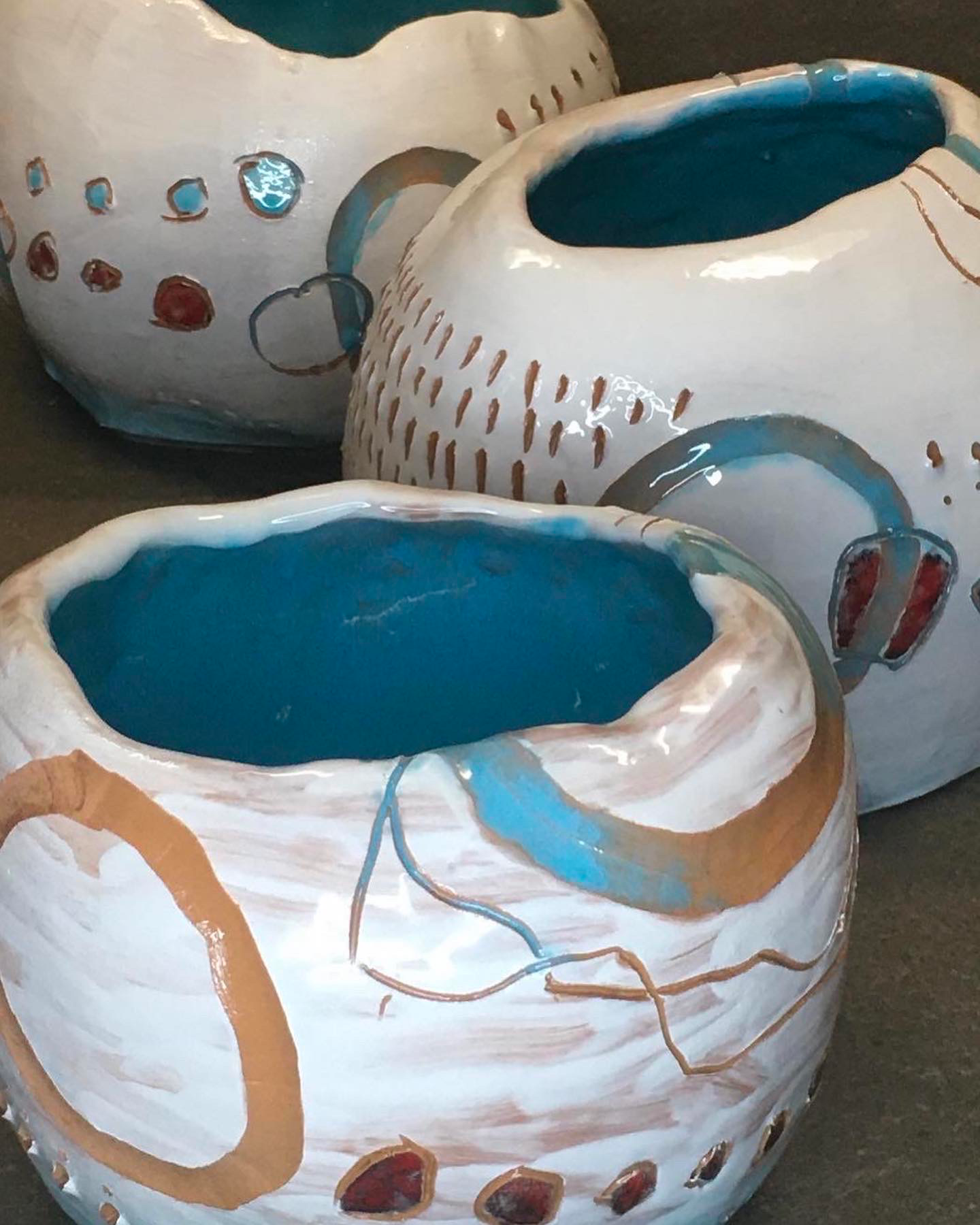 Dialoghi Tra Piccoli Mondi. CERAMICA #93, #92, #91. Ceramica e smalti. 2023