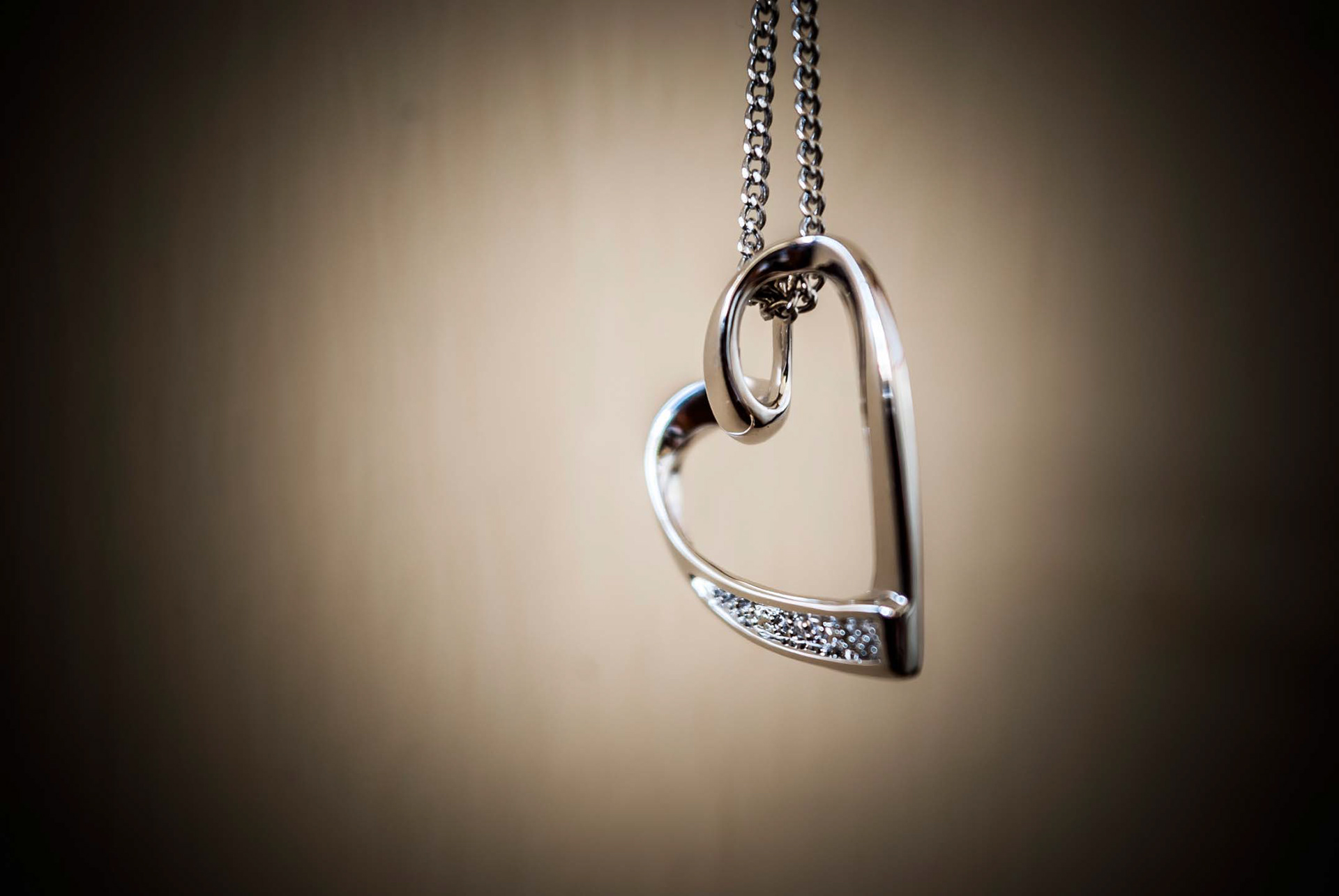 Jewellery is a great way to show that special someone that you care a lot! Here's a simple yet unique pendant I found at a local Jeweller. What do you guys think? 😊