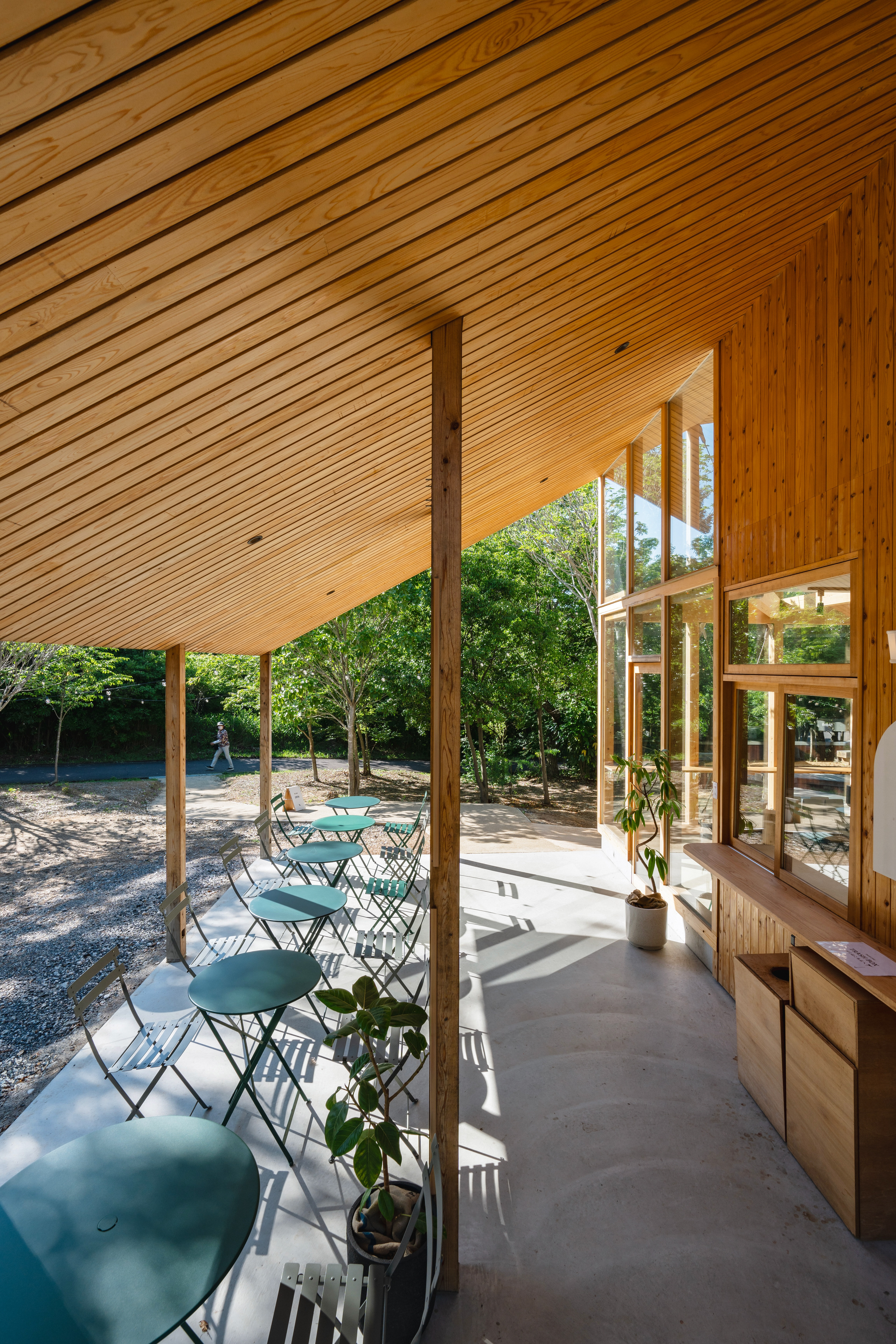 外に拓かれた 心地良いテラス席