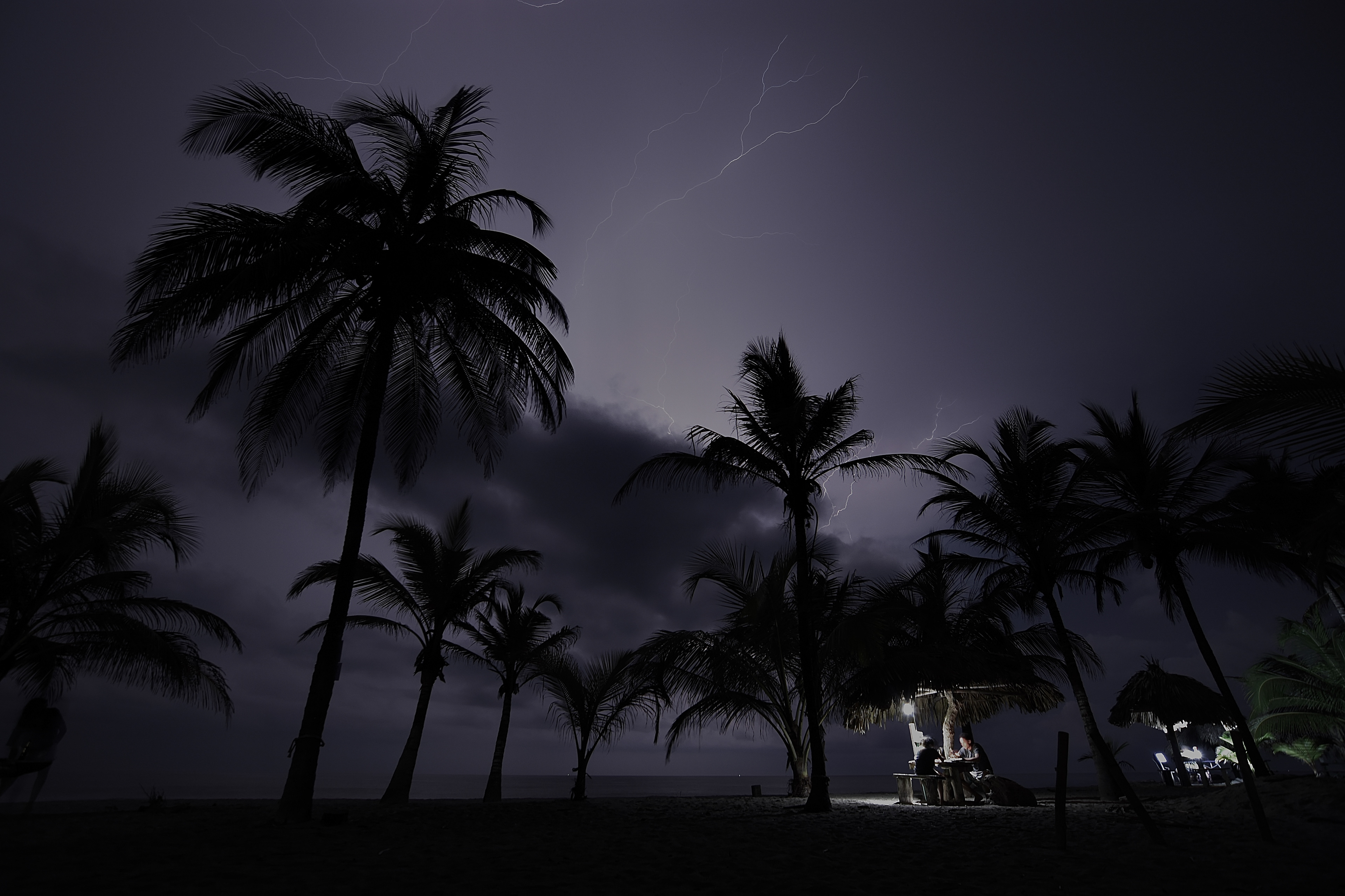 Noche de tormenta y juego