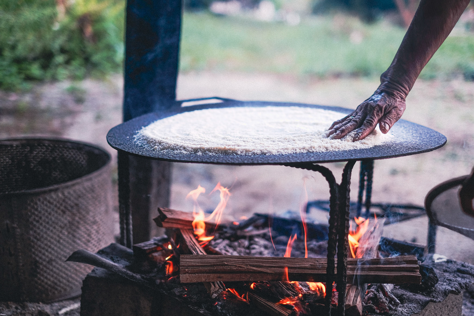 Après avoir été broyé, tamisé, séché puis râpé, le manioc est cuit sur une plaque pour donner la cassave