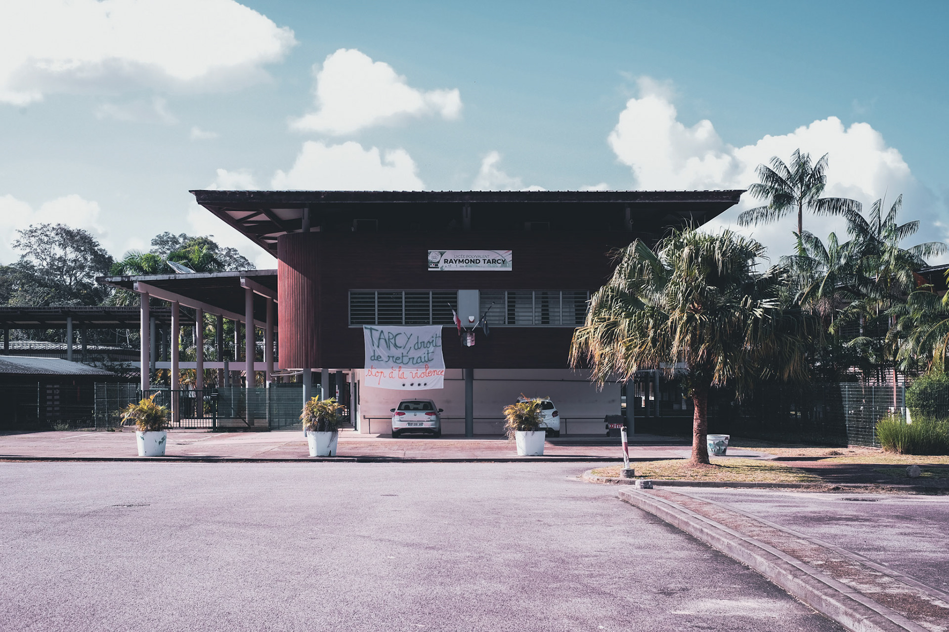Situé sur la route de Saint Laurent du Maroni, le lycée Raymond Tarcy est l’une des occasions pour les jeunes de sortir du village. Mais depuis quelques jours le bâtiment en fermé à la suite de faits de violence envers un professeur