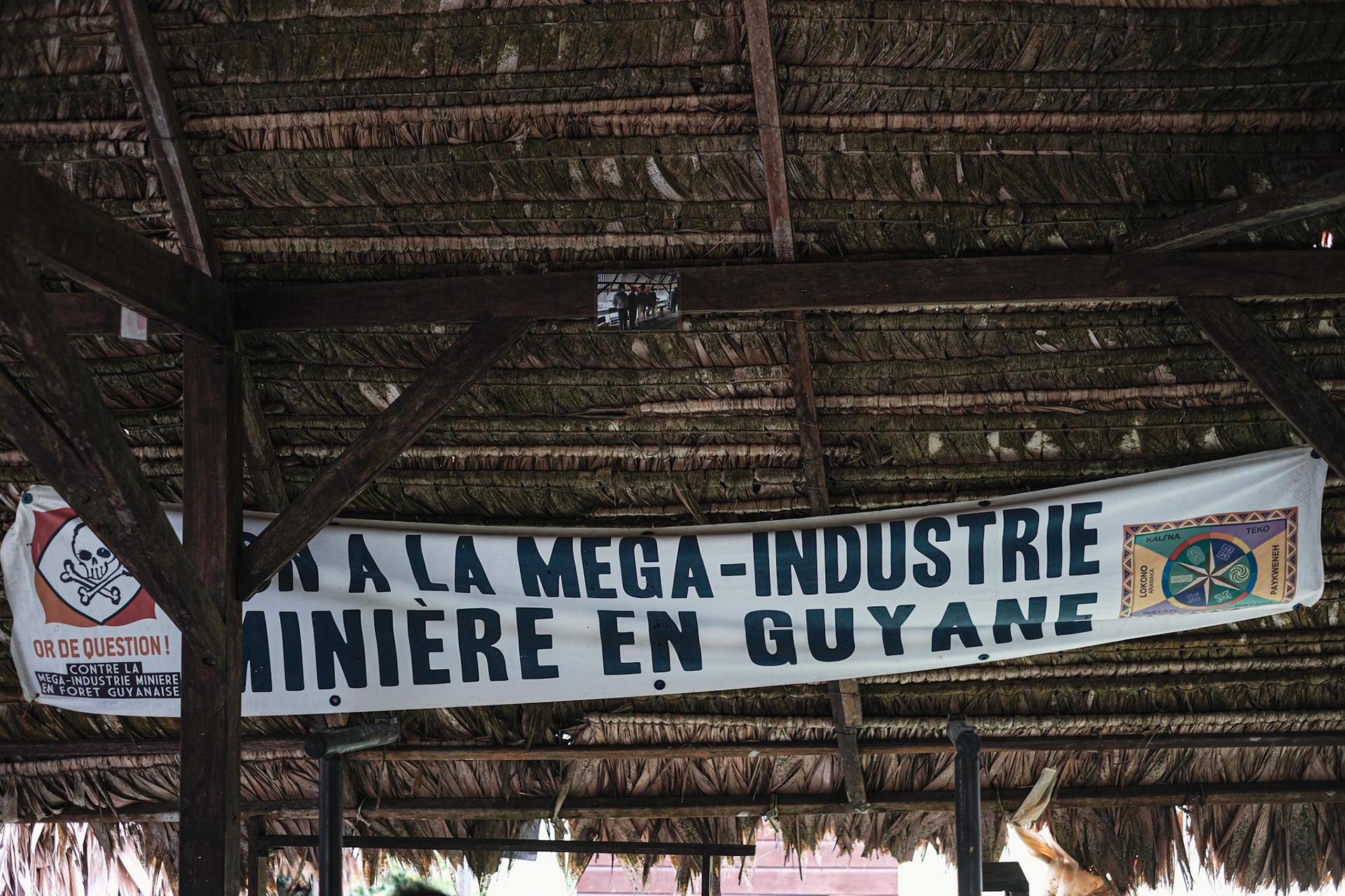 Sous le carbet associatif, des slogans en solidarité avec les autres luttes sociales et écologiques de Guyane