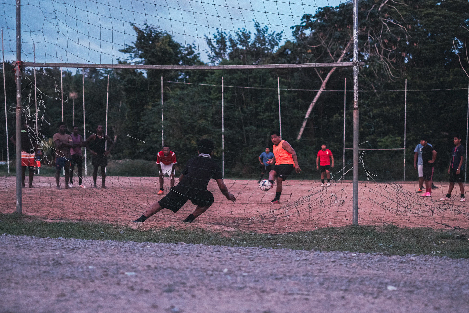 En fin d’après midi, alors que la température redescend un peu, le village se réveille. C’est le moment de donner le coup d’envoi des matchs quotidiens