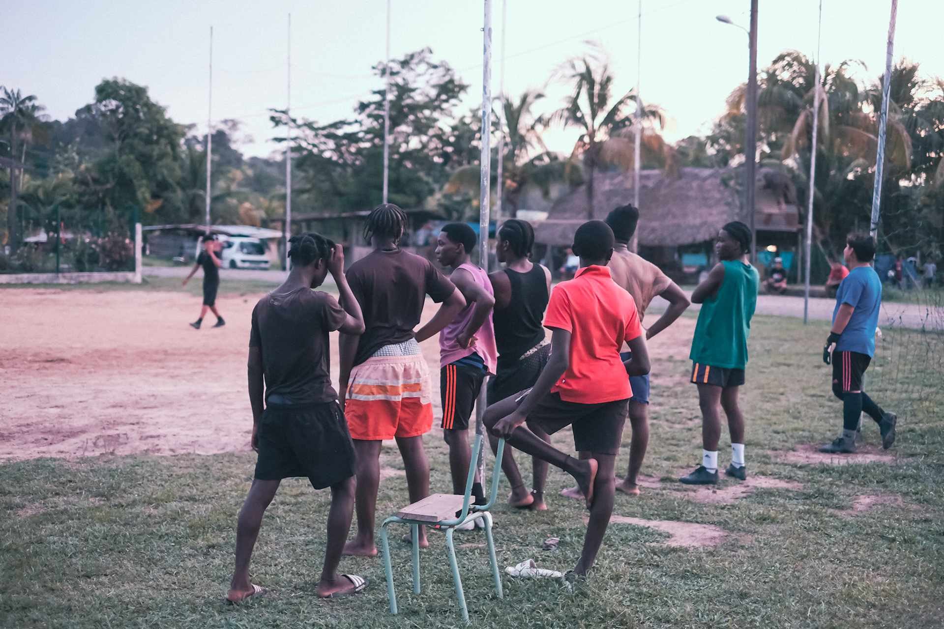 Les jeunes des villages voisins profitent des matchs du soir pour venir à Prospérité, rares moments de mélange entre les communautésLes jeunes des villages voisins profitent des matchs du soir pour venir à Prospérité, rares moments de mélange entre les communautés