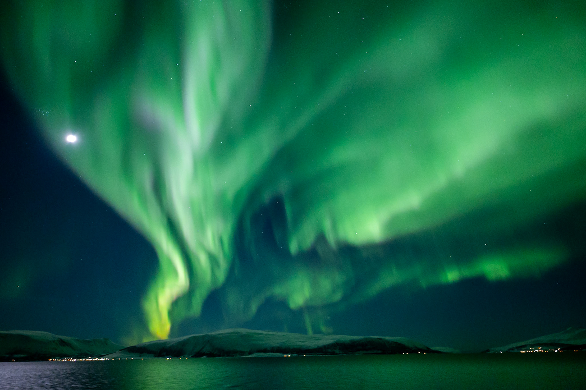 Northern lights going bananas near Skjervøy