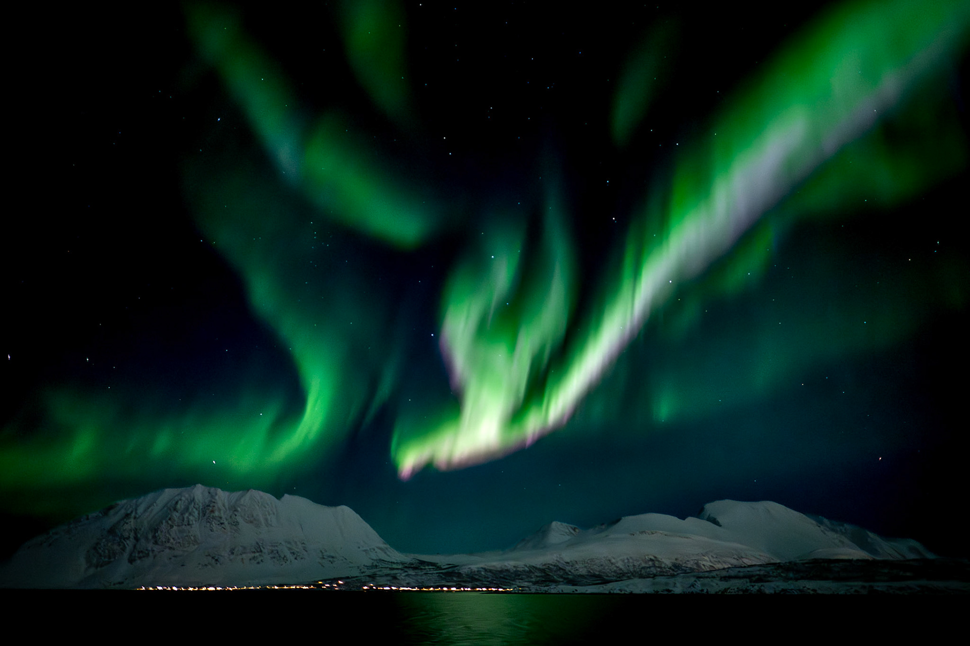 Colourful northern lights near Skjervøy