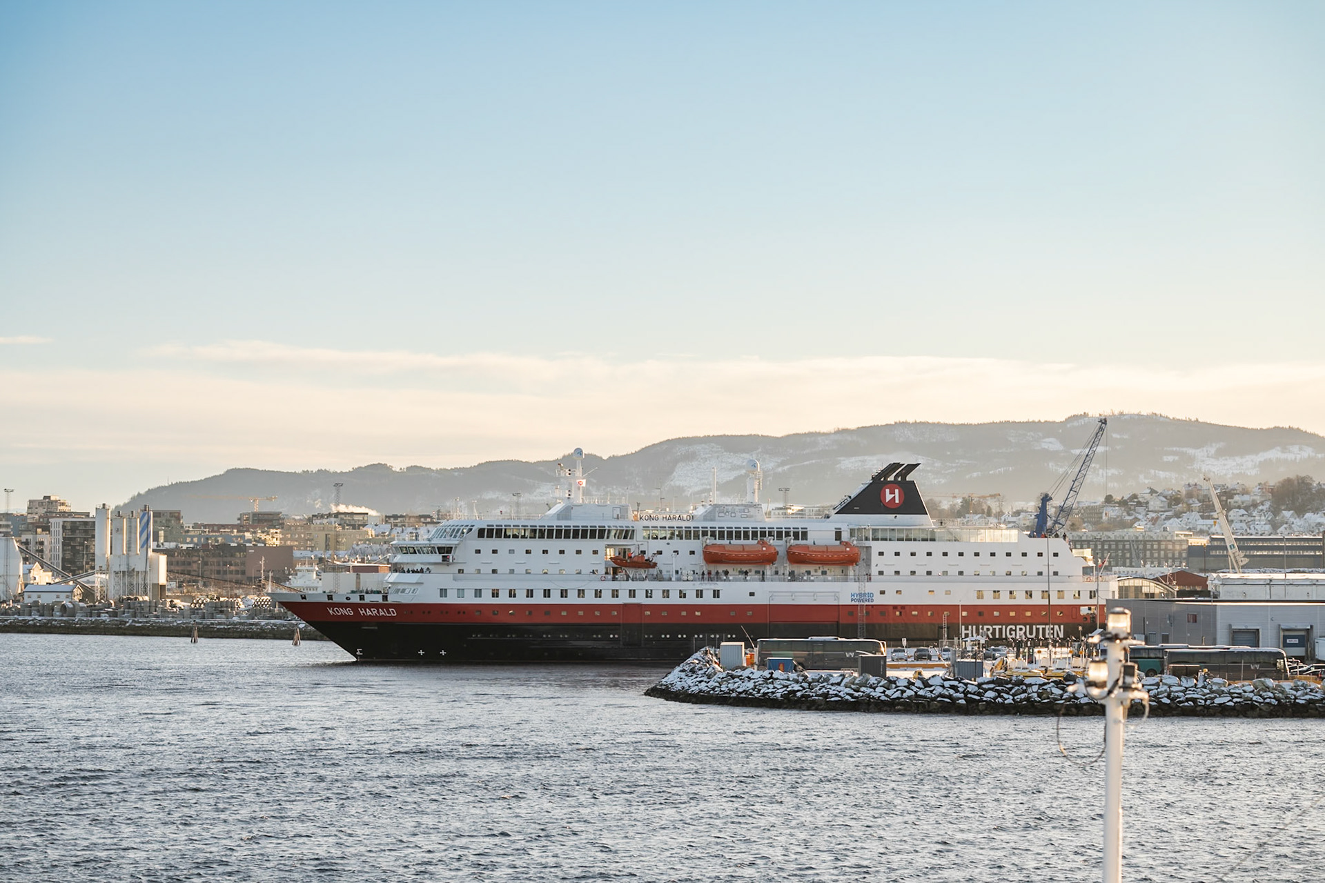 Kong Harold leaving Trondheim