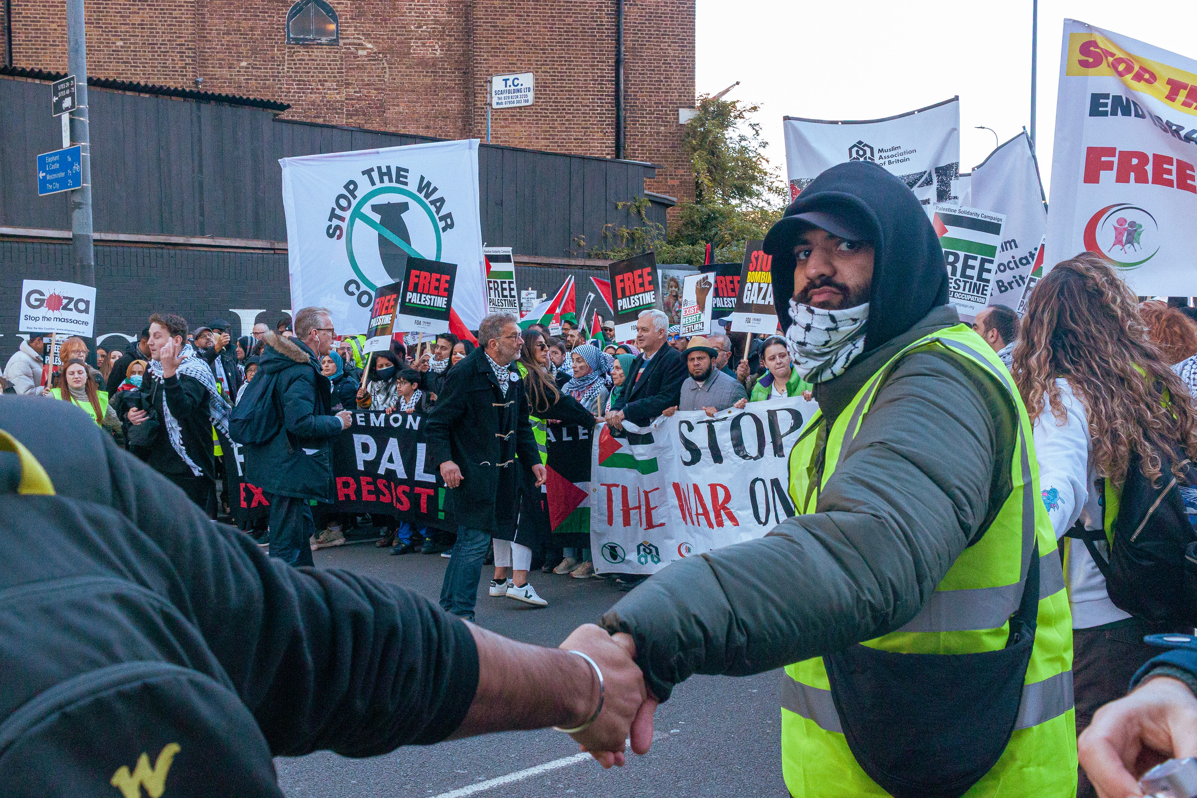 Protesters against the genocide in Gaza walk hand-in-hand towards the U.S. embassy in London on Nov. 11, 2023. Photo by Klyde Java. 