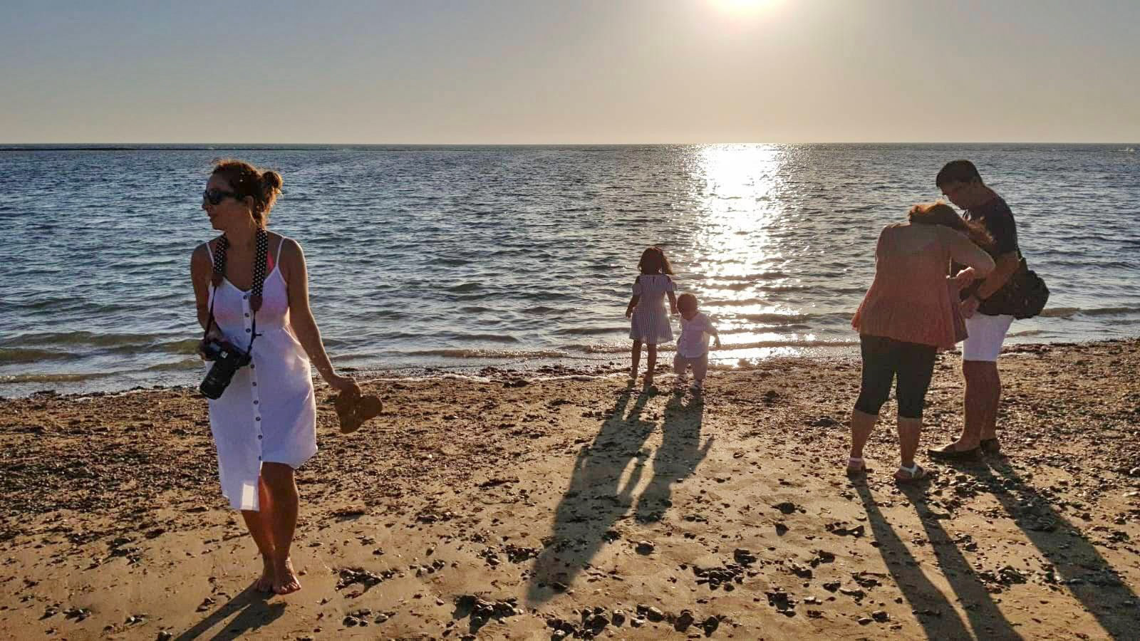Family photoshoot on the beach in Chiclana
