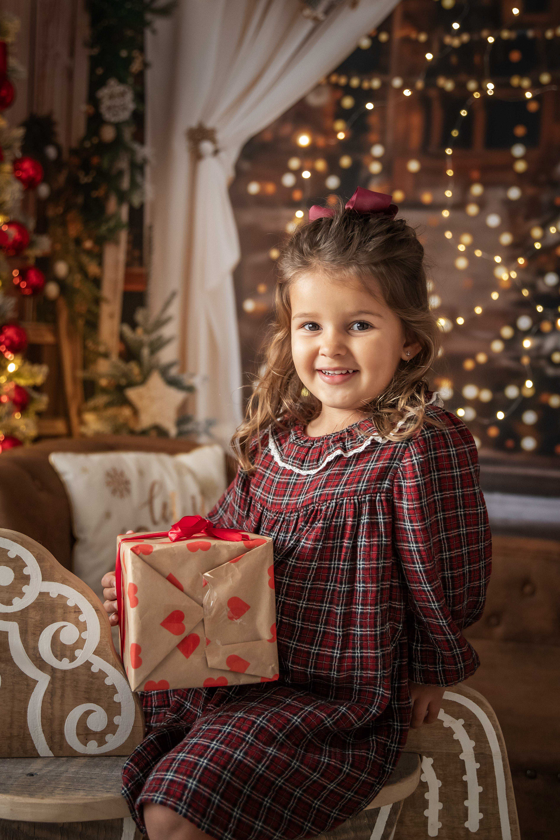 Momentos espontáneos y llenos de magia durante una sesión de fotografía de Navidad para colegios en Marbella.