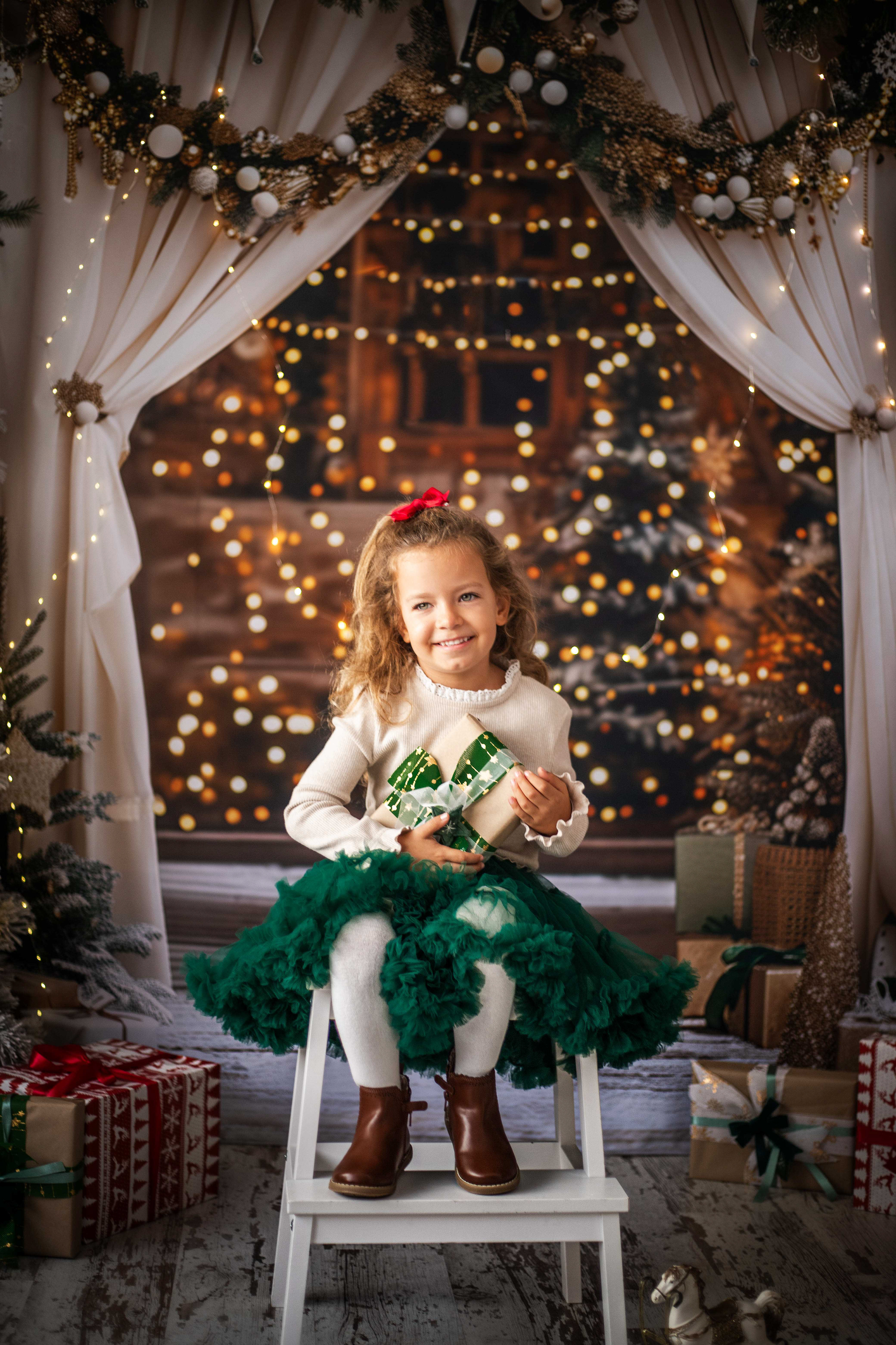 Retratos navideños naturales de niños durante una sesión de fotografía escolar en Marbella, España.