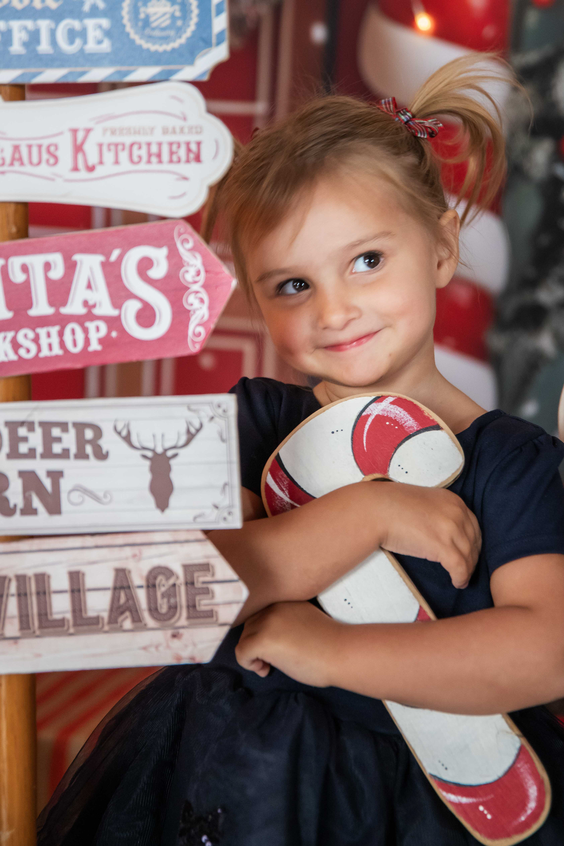 Fotografía navideña infantil en San Pedro de Alcántara, capturando momentos espontáneos y auténticos.