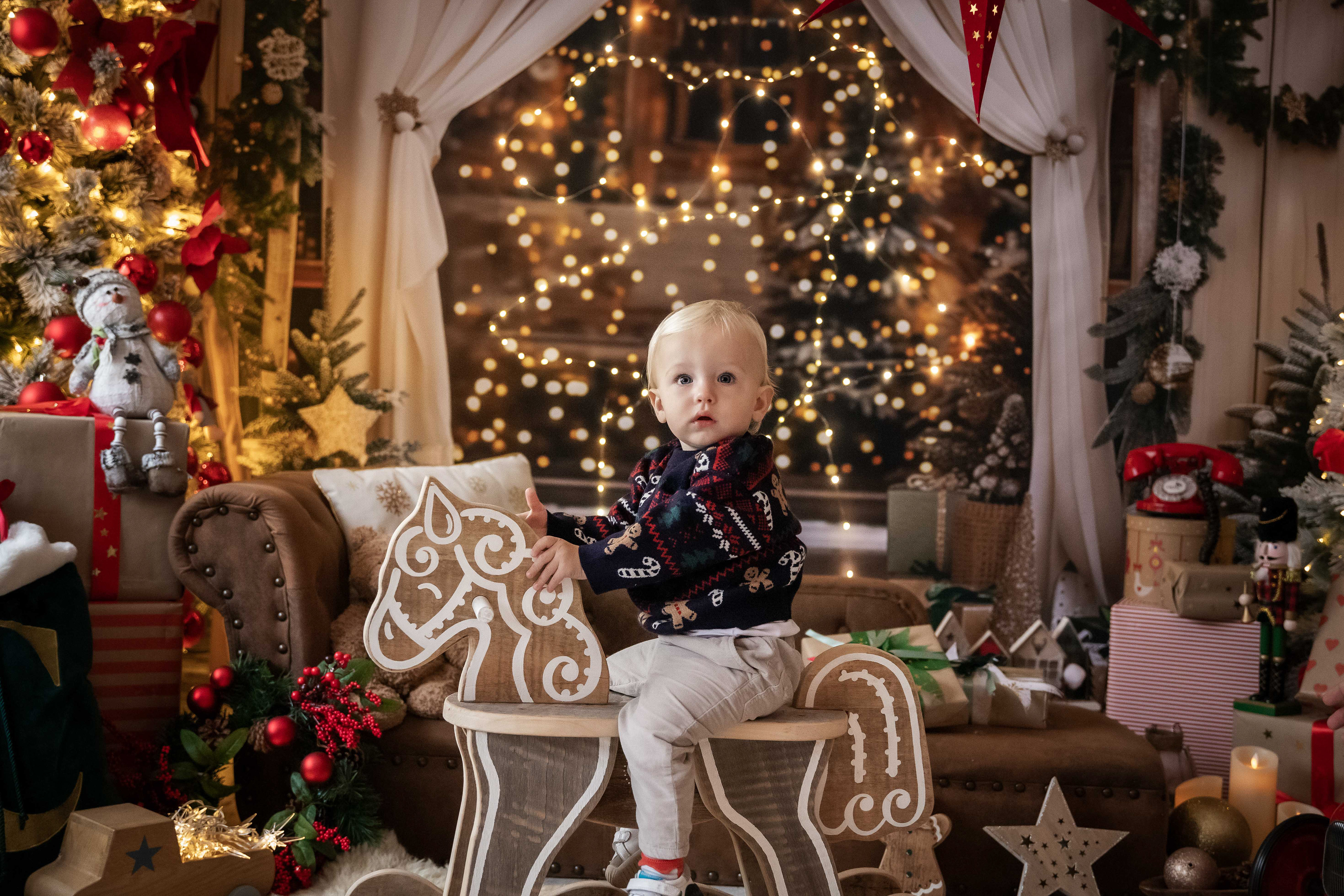Fotografía de Navidad para colegios en Marbella, capturando sonrisas naturales y momentos llenos de alegría.
