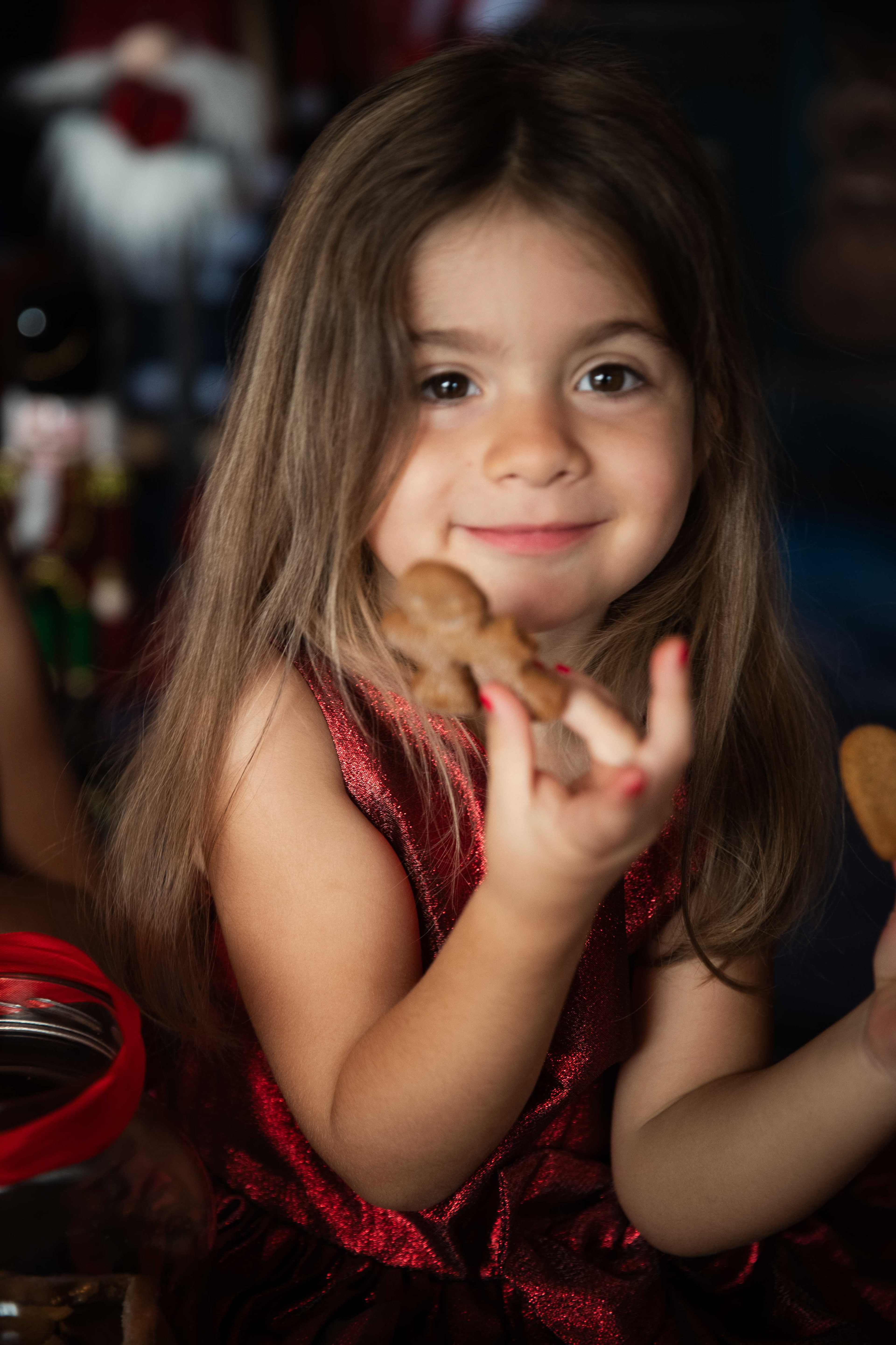 Fotografía infantil de Navidad en Marbella, creando recuerdos naturales y llenos de personalidad para las familias.