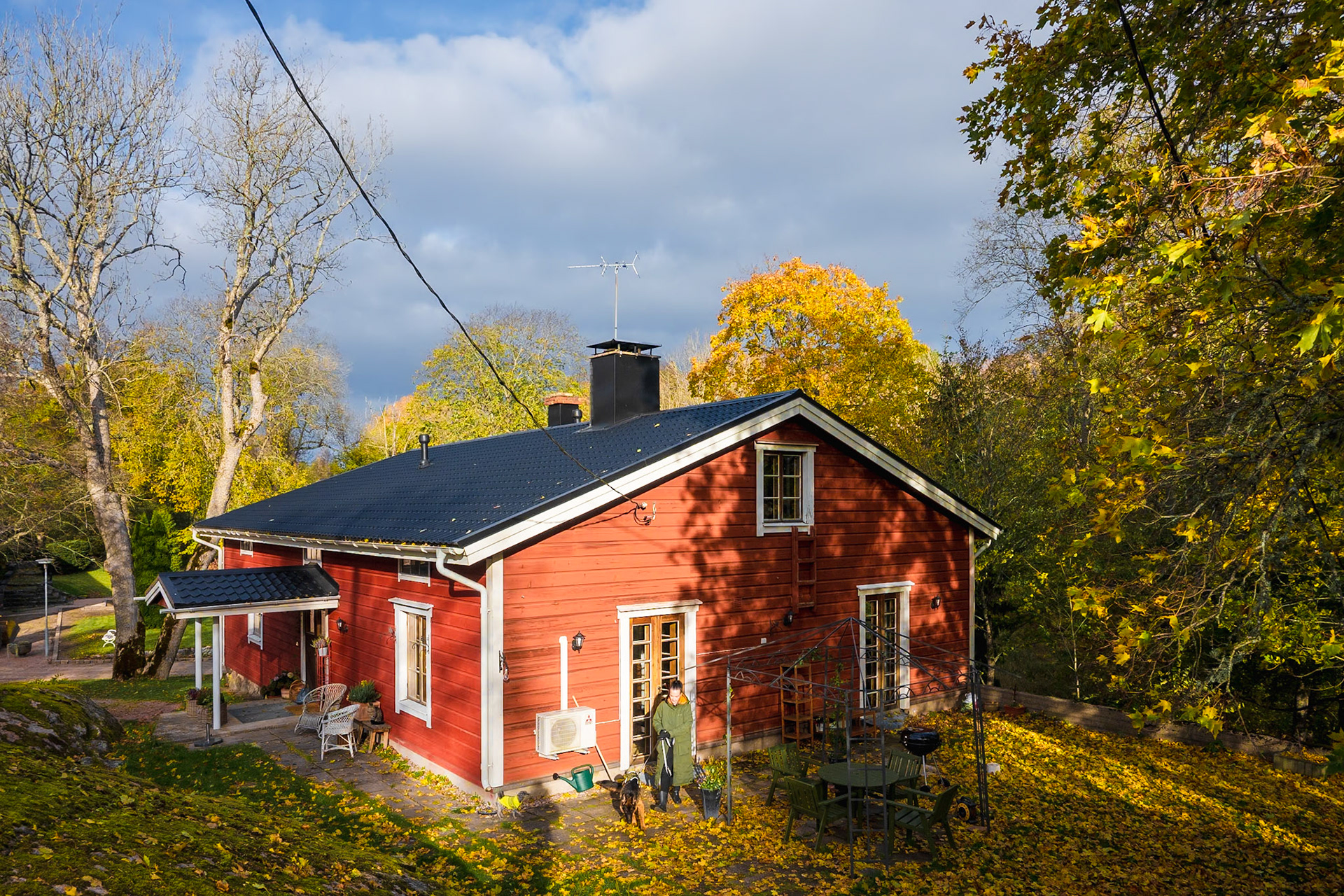 Koirahoitola Mamin Kultakoirat on  premium-tason täysin häkitön koirahoitola.