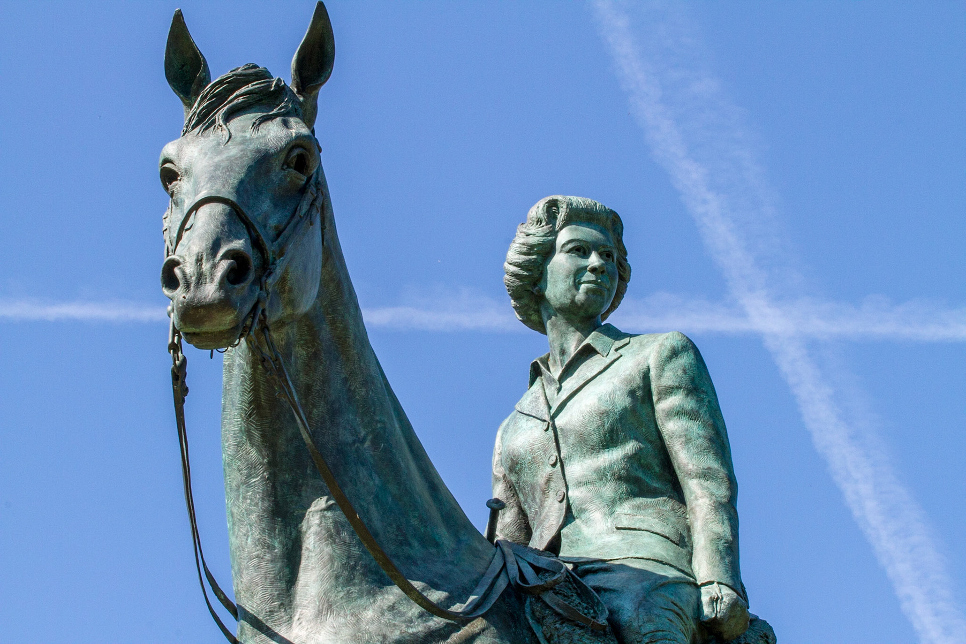 Queen Elizabeth Statue Queen Ann's Drive